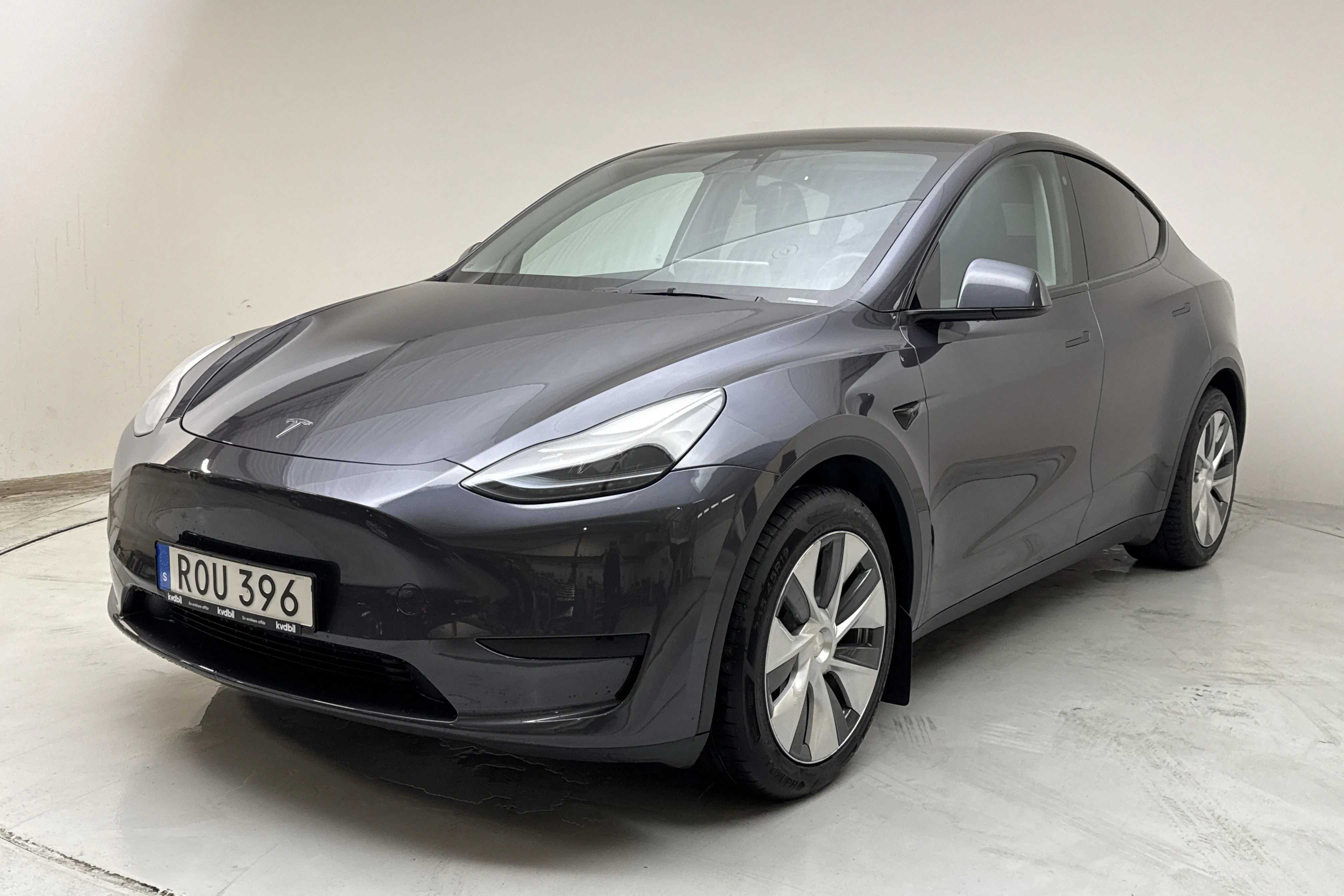 Presentation photo 1 of 19: Tesla Model Y RWD - 75 770 km - Automatic - gray - 2023