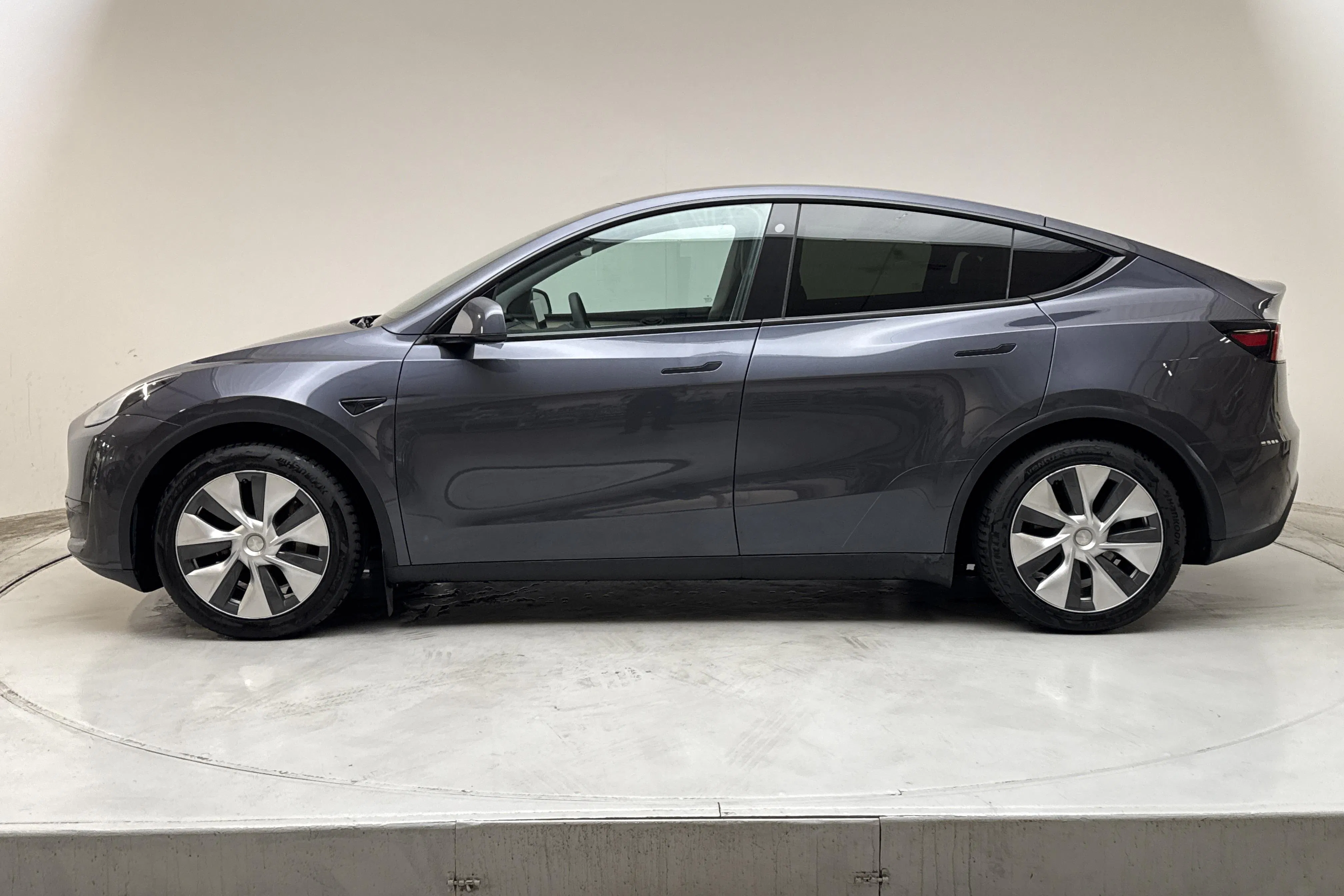 Presentation photo 2 of 19: Tesla Model Y RWD - 75 770 km - Automatic - gray - 2023