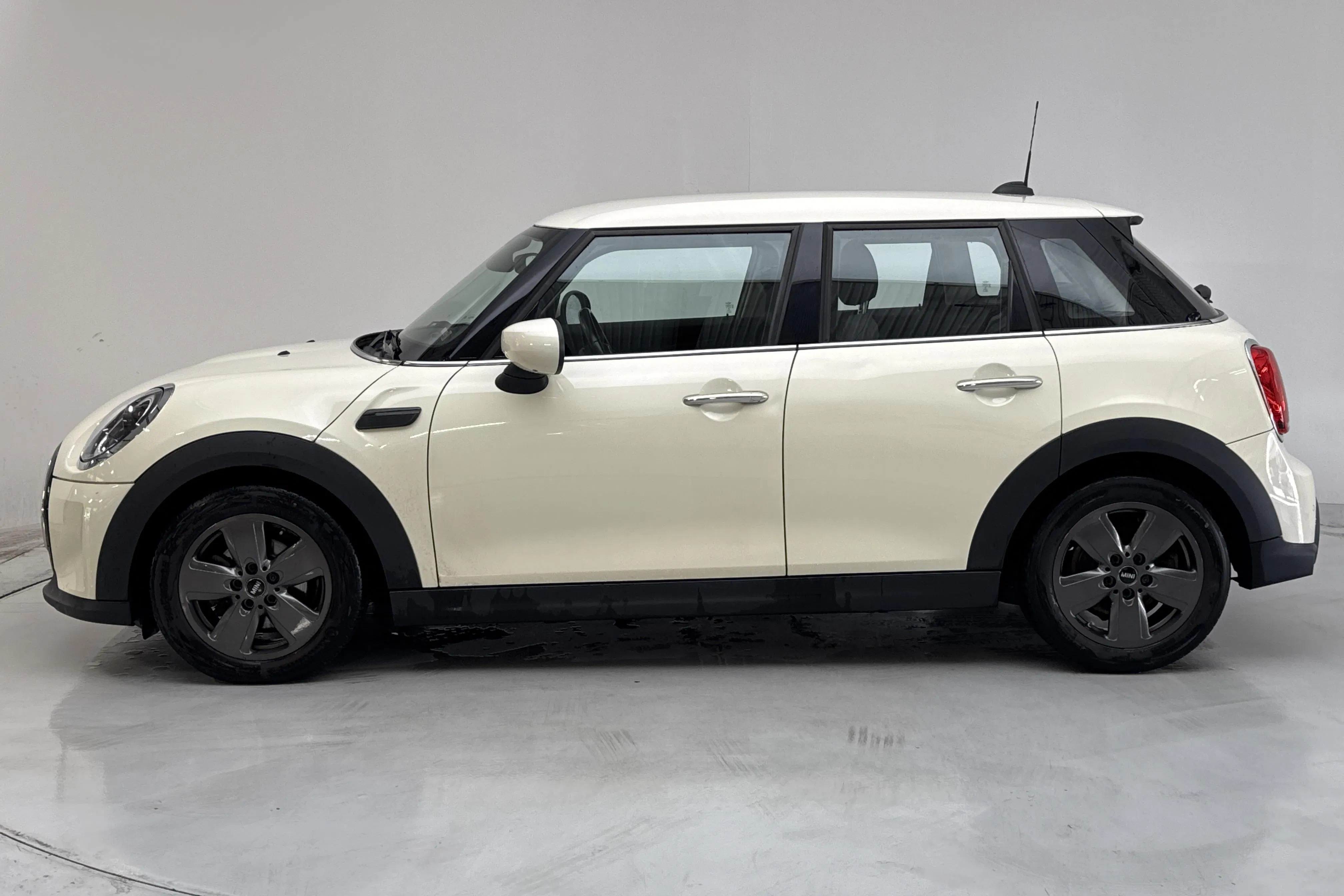 Presentationsfoto 2 av 13: MINI Cooper Hatch 5dr, F55 LCI (136hk) - 14 111 mil - Automat - vit - 2022