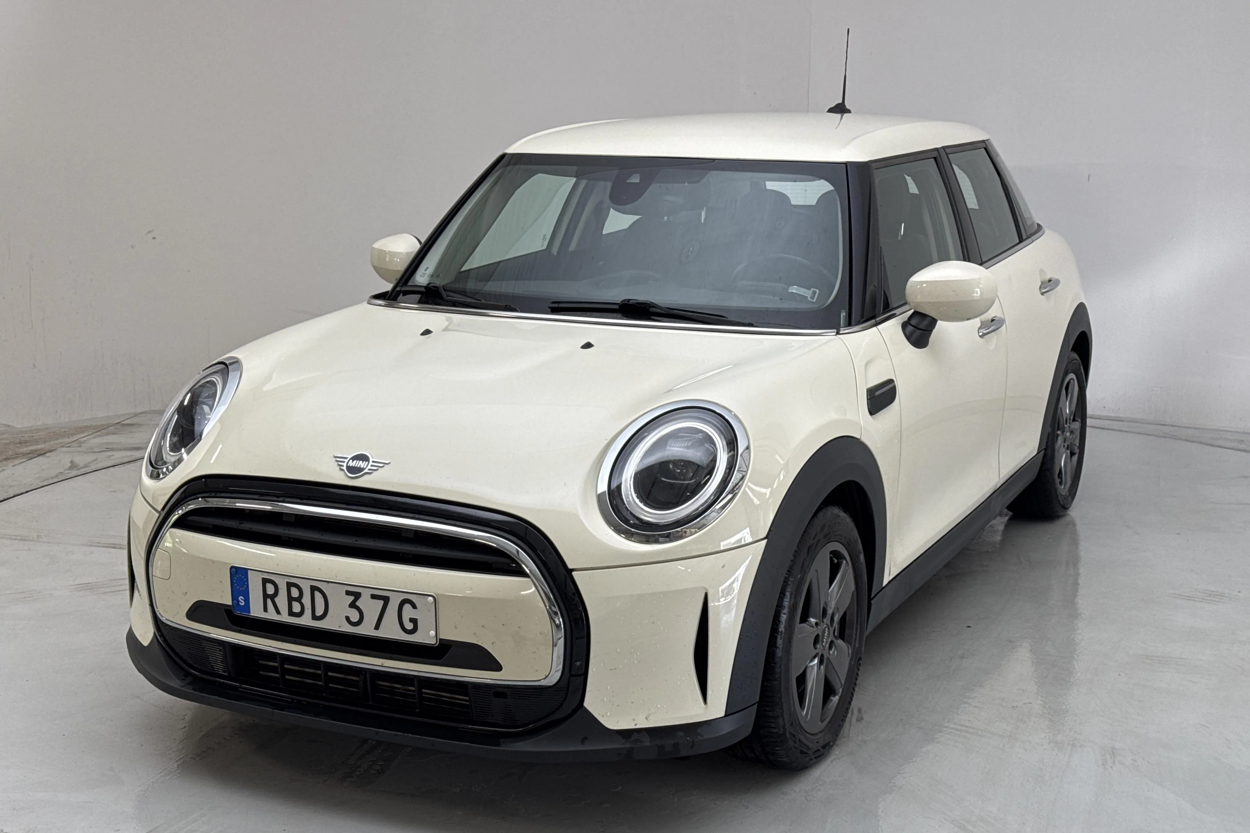 Presentationsfoto 1 av 13: MINI Cooper Hatch 5dr, F55 LCI (136hk) - 14 111 mil - Automat - vit - 2022