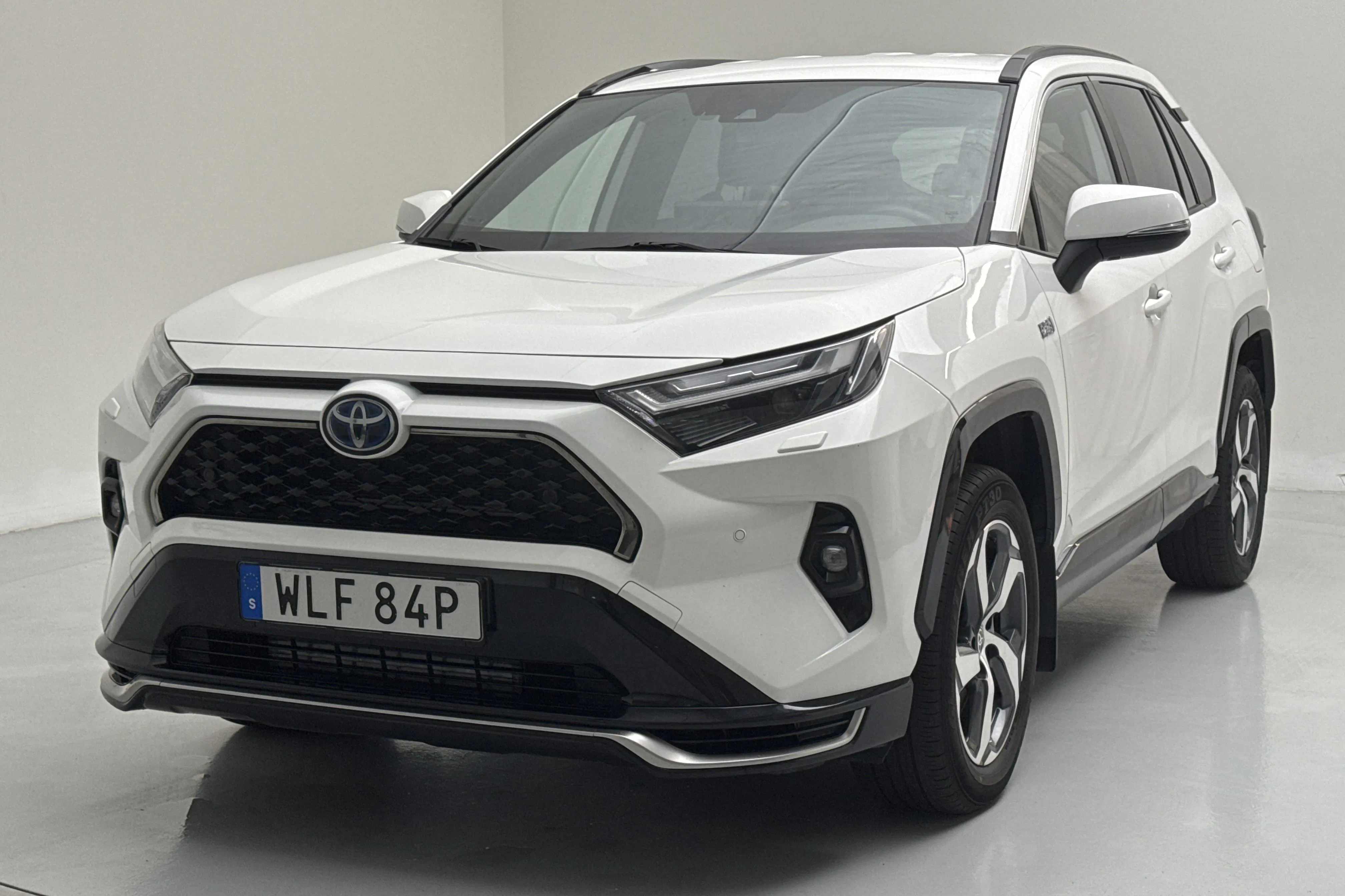 Presentationsfoto 1 av 16: Toyota RAV4 2.5 Plug-in Hybrid AWDi (306hk) - 11 881 mil - Automat - vit - 2023