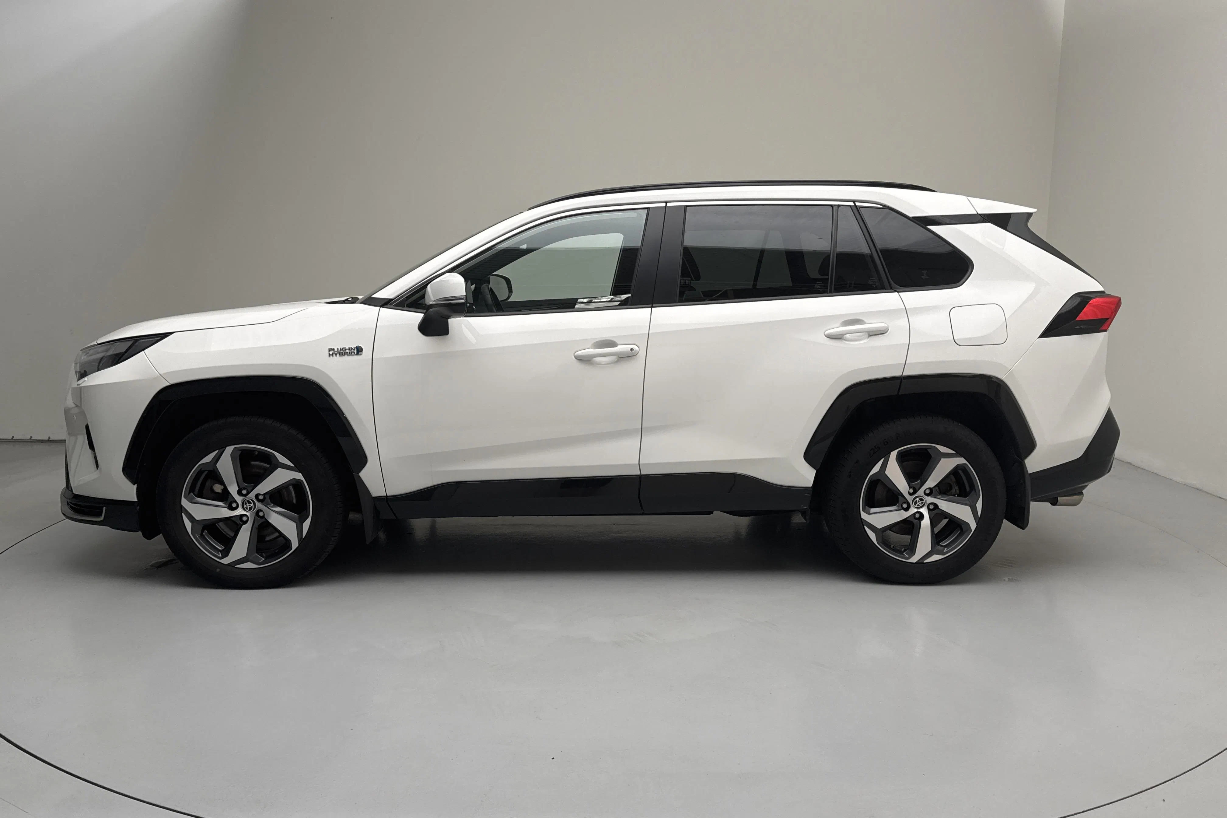Presentationsfoto 2 av 16: Toyota RAV4 2.5 Plug-in Hybrid AWDi (306hk) - 11 881 mil - Automat - vit - 2023