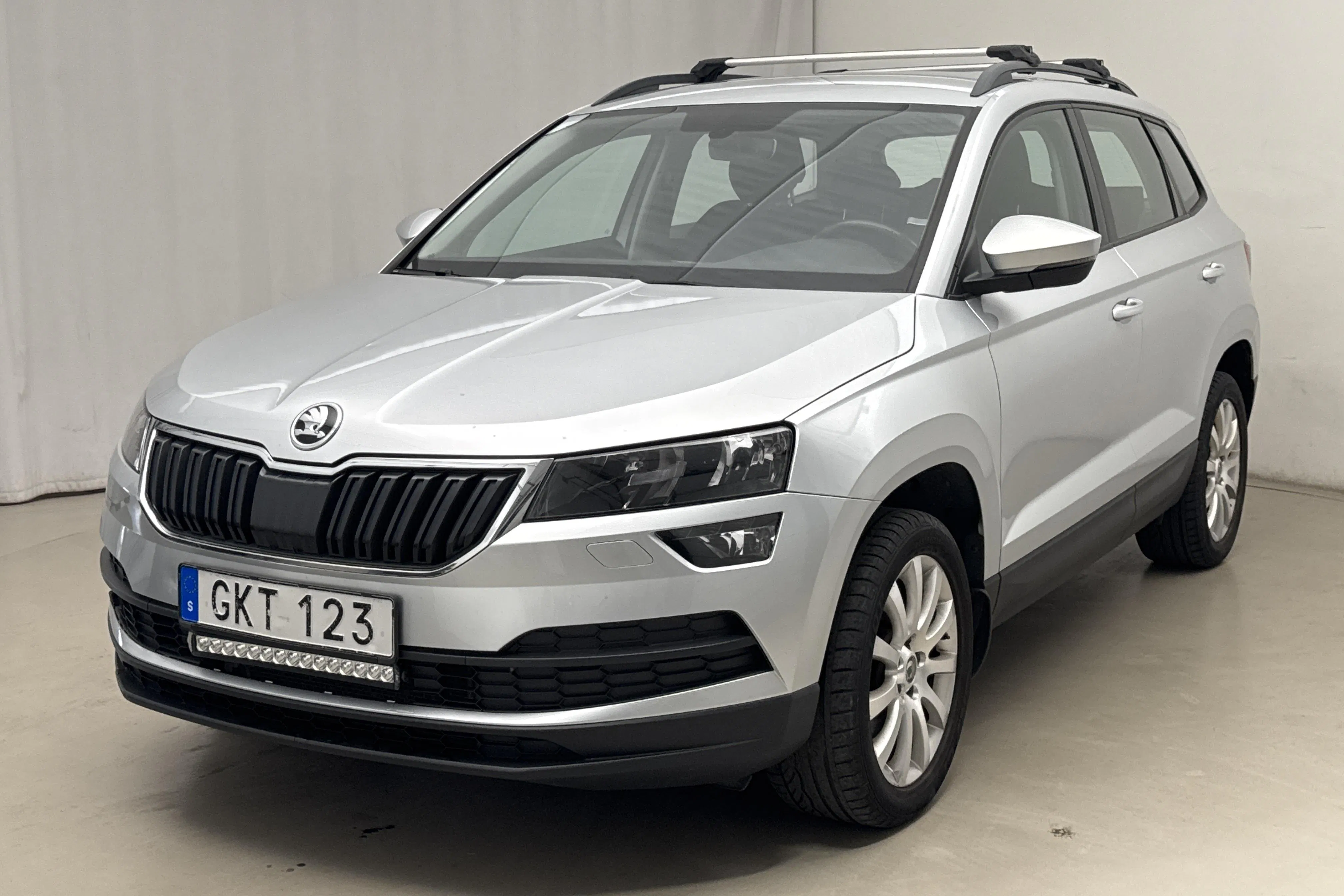 Presentation photo 1 of 15: Skoda Karoq 2.0 TDI 4X4 (150hk) - 243 270 km - Manual - silver - 2019