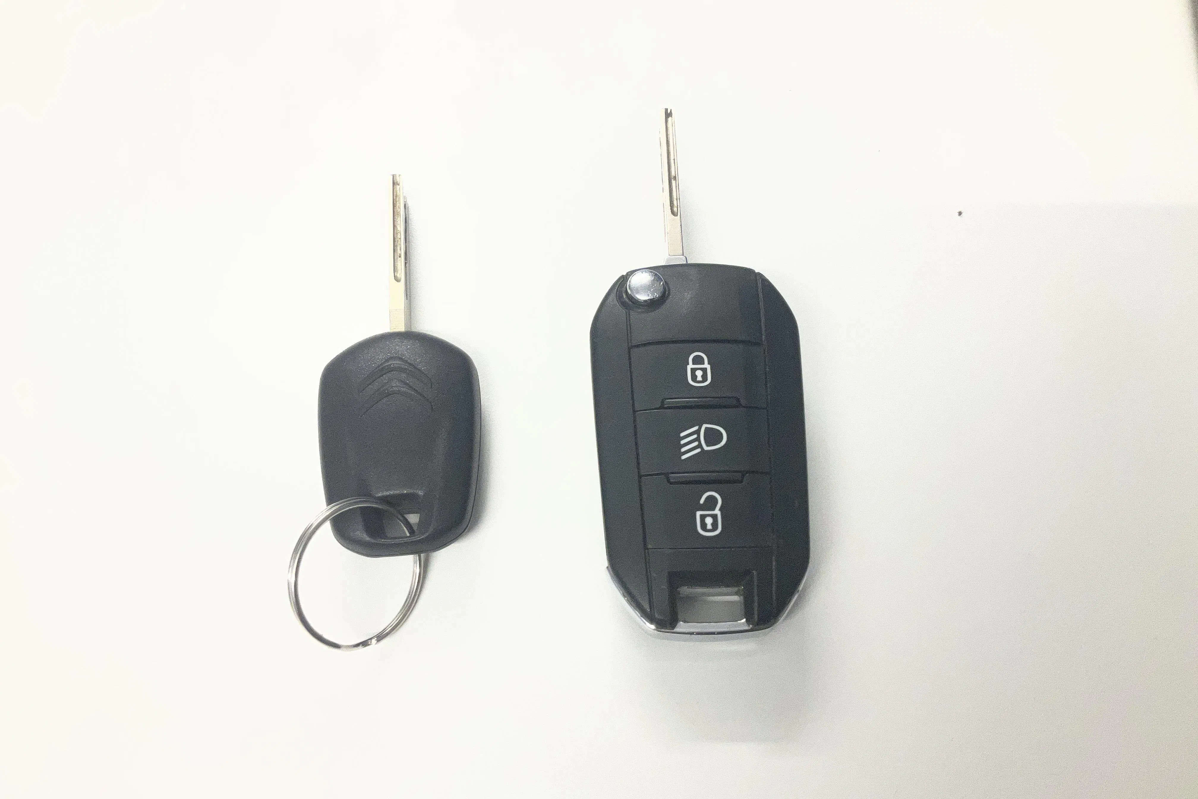 Presentation photo 15 of 15: Citroën C3 PureTech (110hk) - 68 540 km - Automatic - gray - 2017