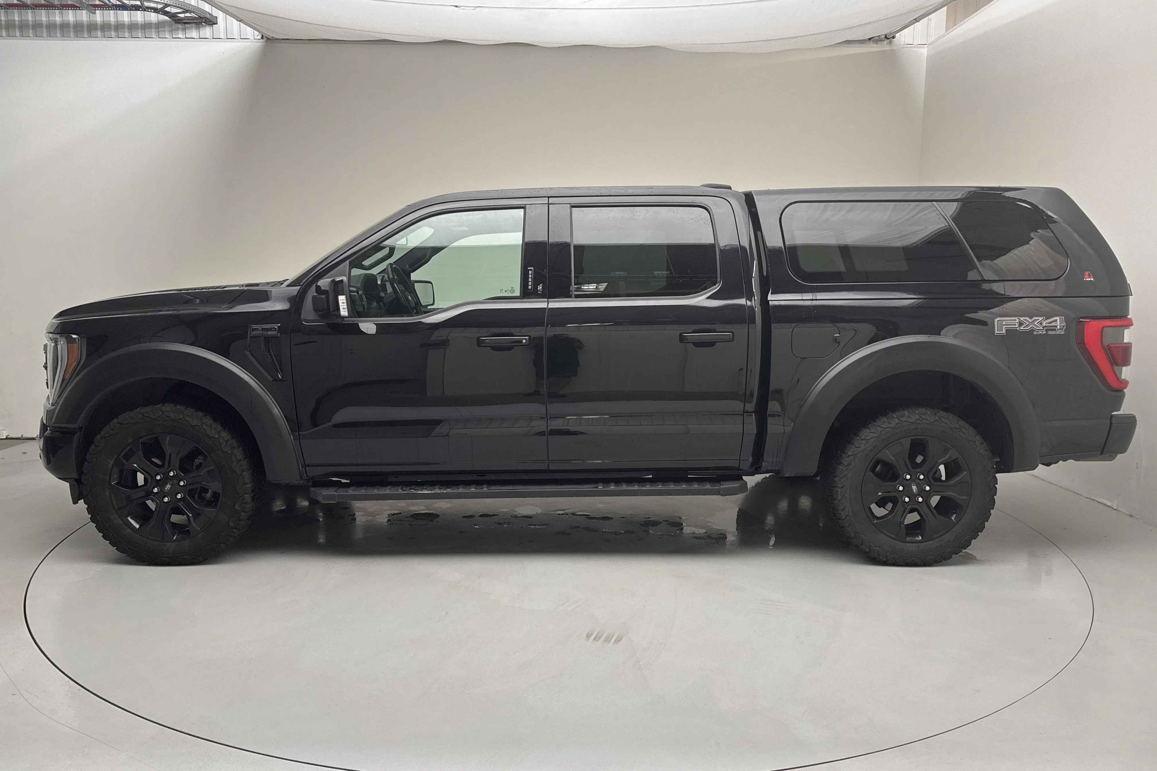 Presentation photo 2 of 16: Ford F-150 5.0 (405hk) - 11 813 Scandinavian mile - Automatic - black - 2023