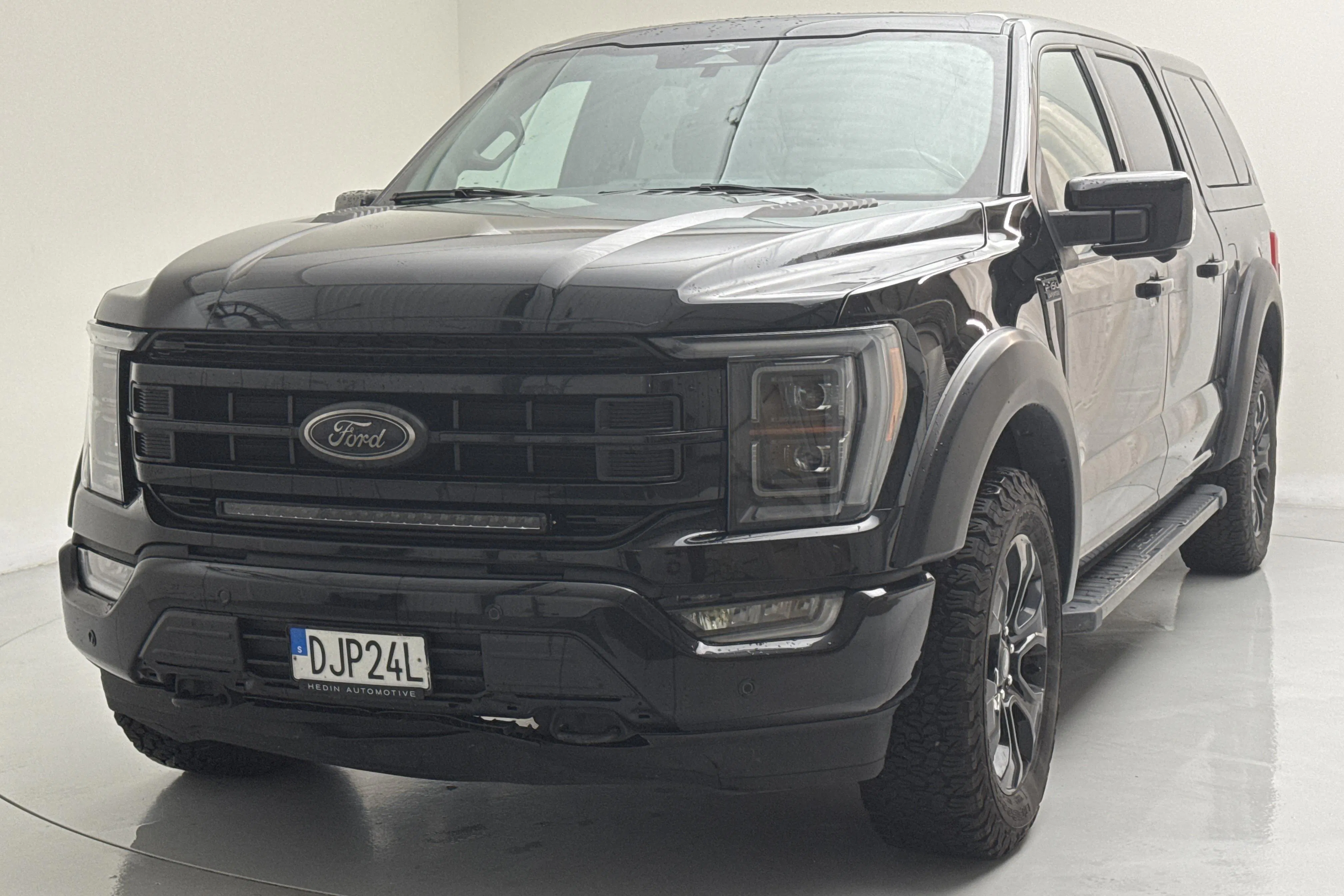 Presentation photo 1 of 16: Ford F-150 5.0 (405hk) - 11 813 Scandinavian mile - Automatic - black - 2023