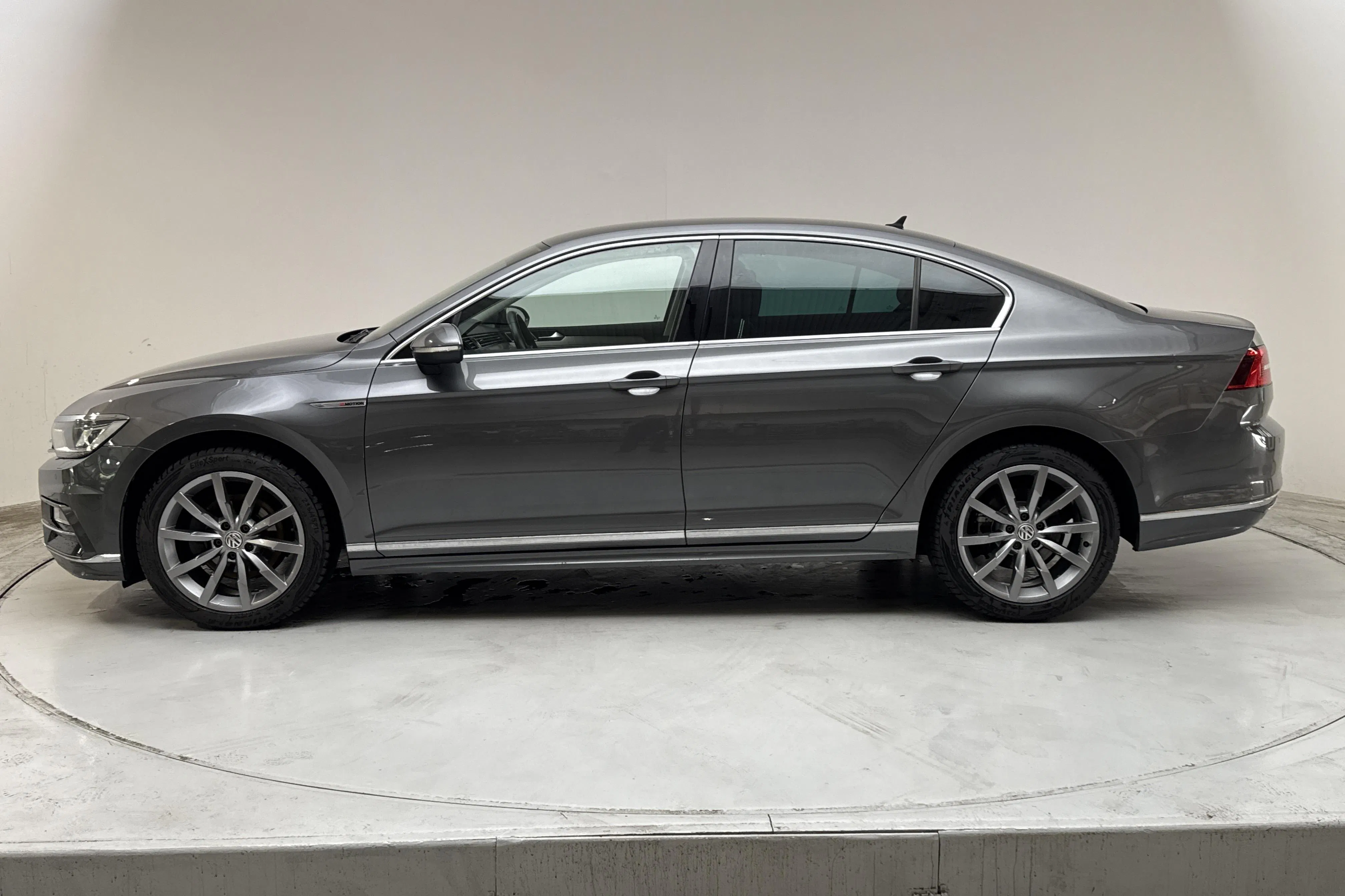 Presentation photo 2 of 14: VW Passat 2.0 TDI 4MOTION (190hk) - 157 810 km - Automatic - dark grey - 2017