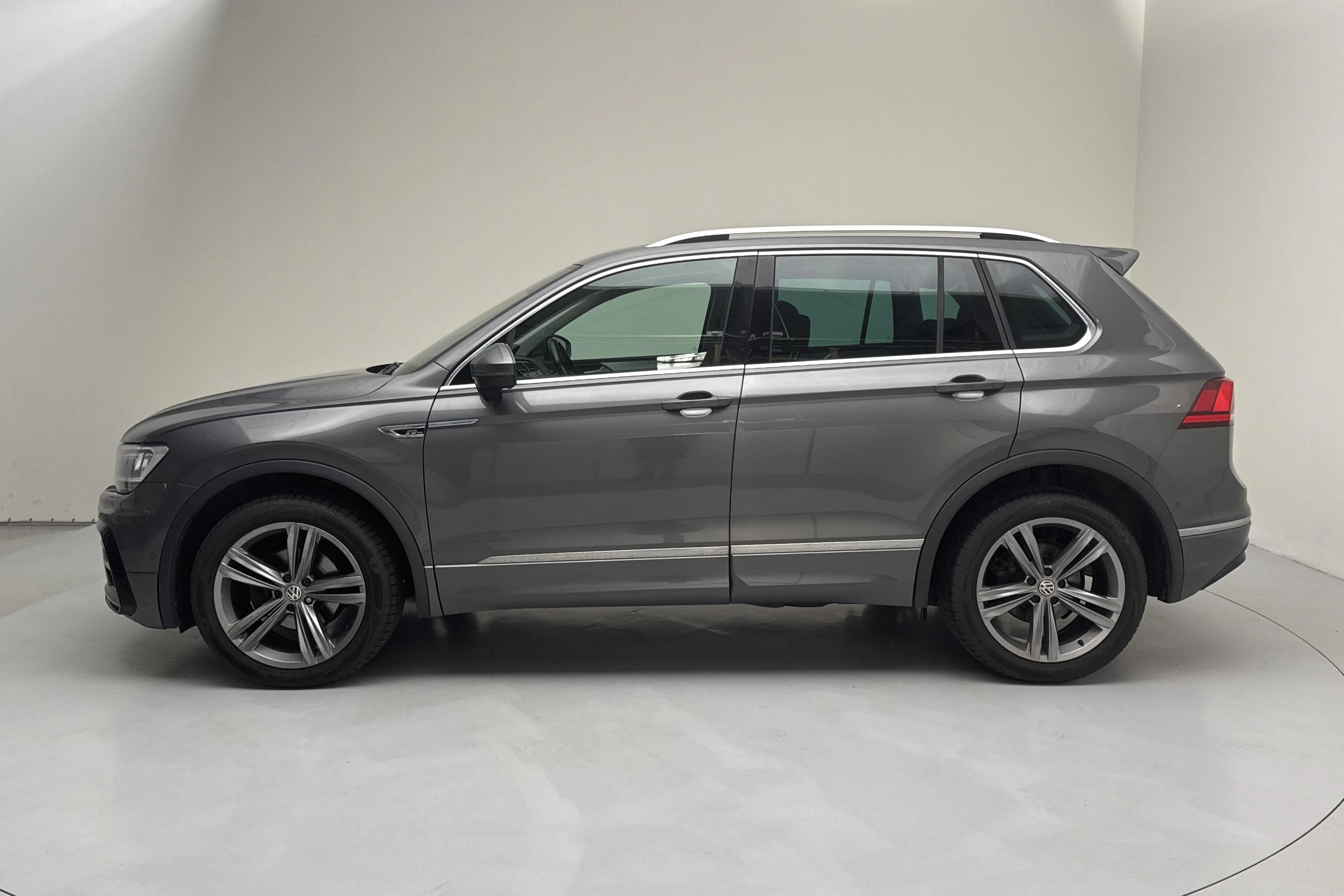 Presentationsfoto 2 av 16: VW Tiguan 2.0 TDI 4MOTION (150hk) - 18 669 mil - Automat - grå - 2019