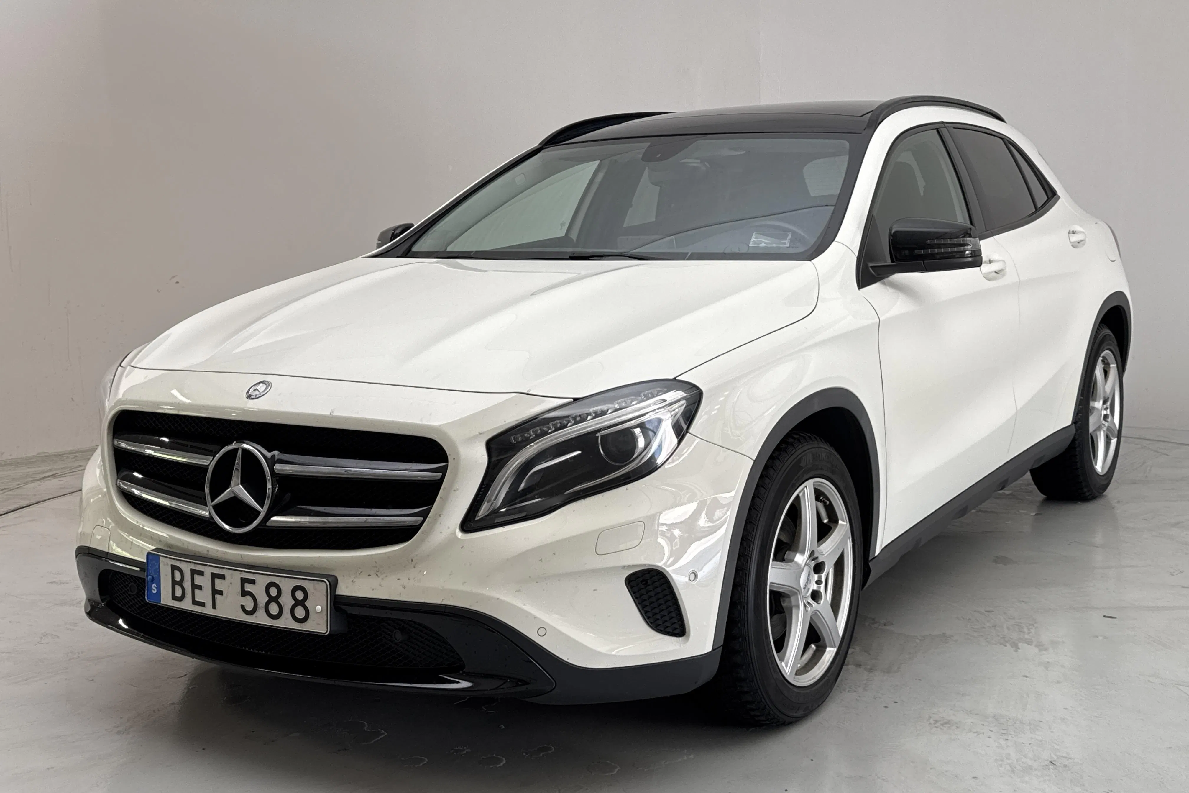 Presentation photo 1 of 13: Mercedes GLA 220 CDI 4MATIC (170hk) - 69 820 km - Automatic - white - 2014