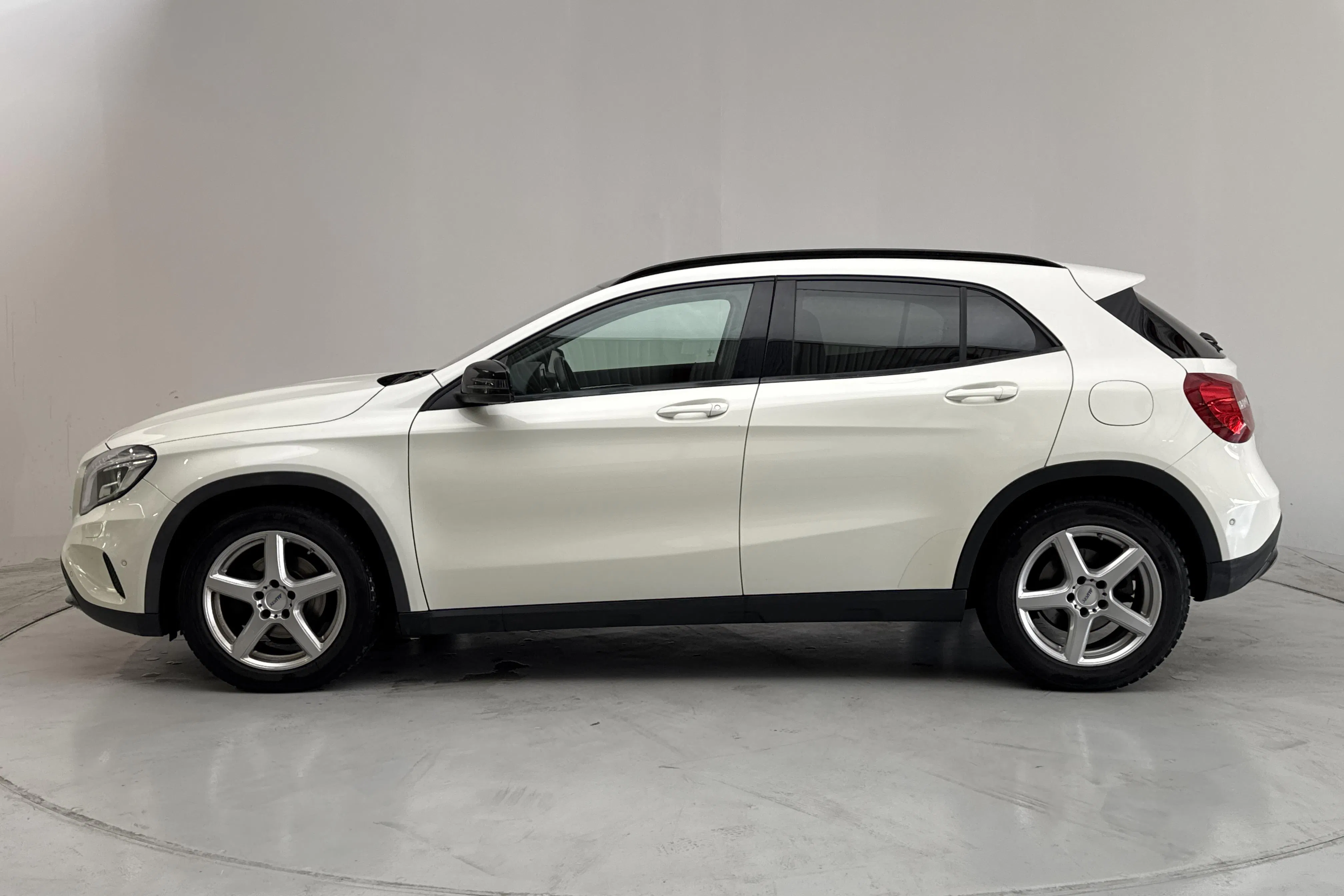 Presentation photo 2 of 13: Mercedes GLA 220 CDI 4MATIC (170hk) - 69 820 km - Automatic - white - 2014