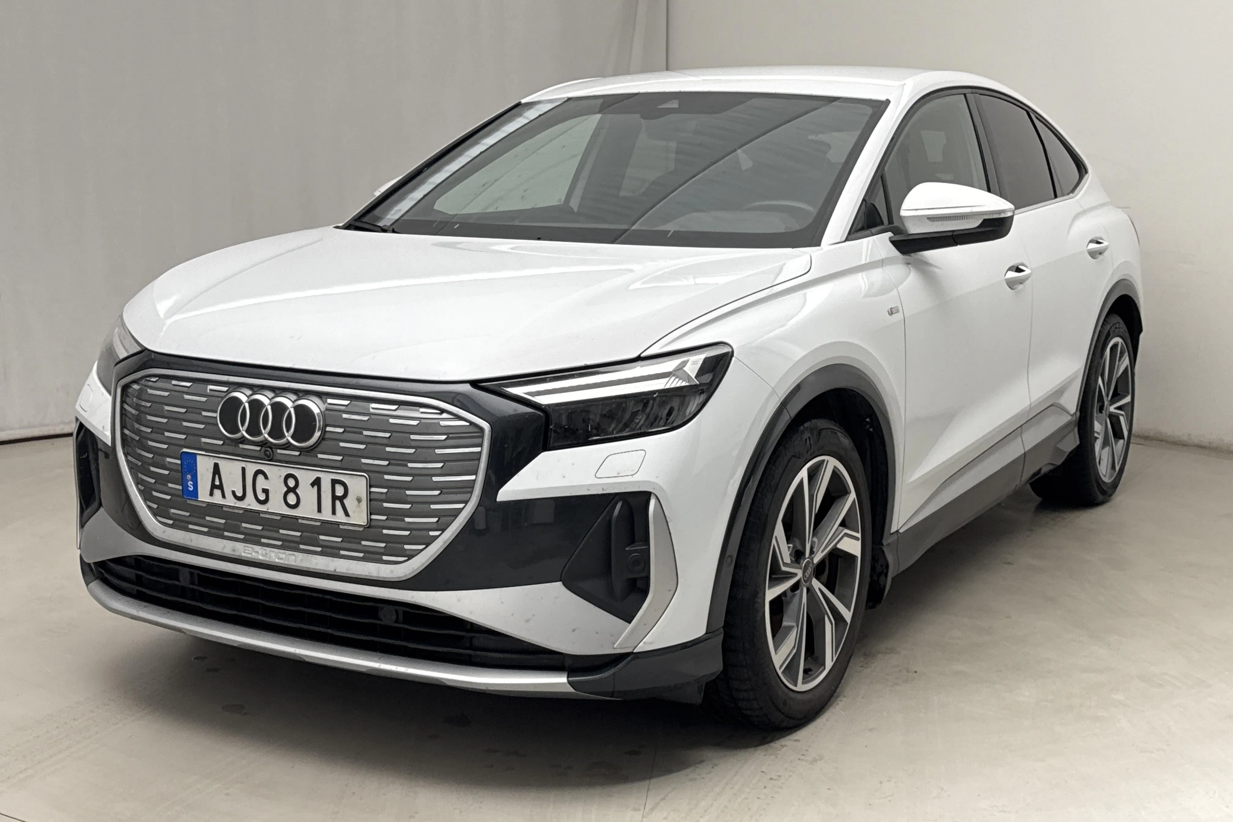 Presentationsfoto 1 av 20: Audi Q4 50 Sportback e-tron quattro 77kWh (299hk) - 8 309 mil - Automat - vit - 2023