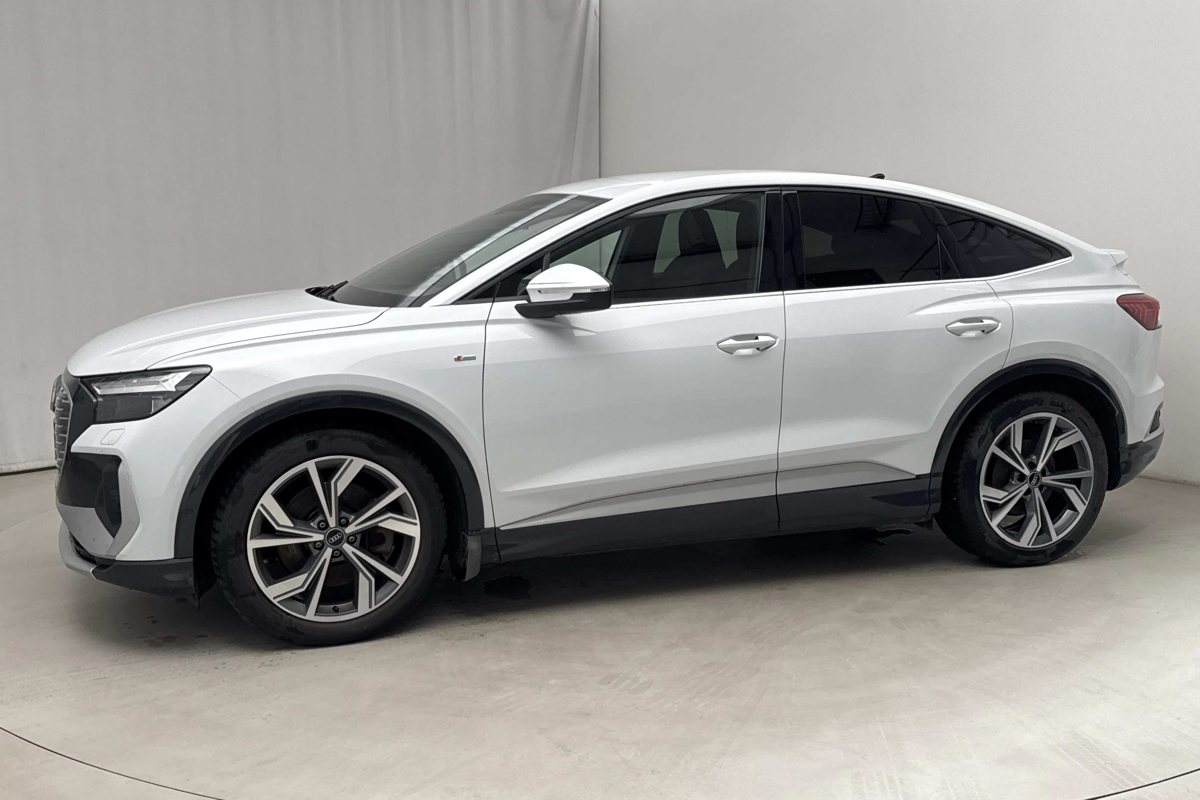 Presentationsfoto 2 av 20: Audi Q4 50 Sportback e-tron quattro 77kWh (299hk) - 8 309 mil - Automat - vit - 2023