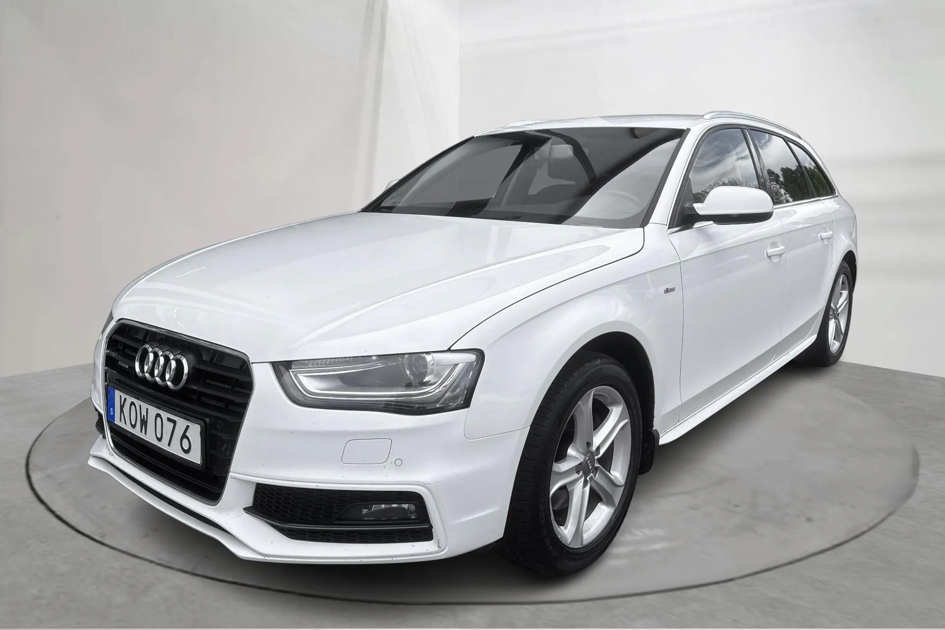 Presentationsfoto 1 av 13: Audi A4 2.0 TFSI E85 Avant quattro (180hk) - 19 953 mil - Manuell - vit - 2015