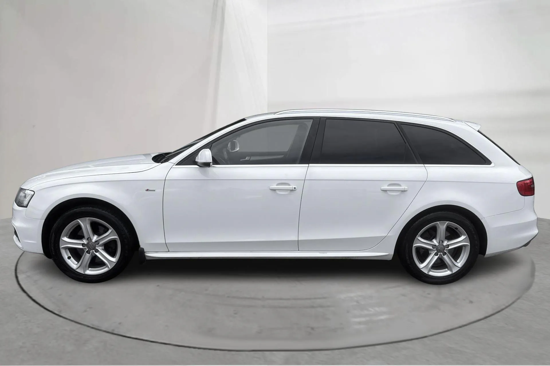 Presentationsfoto 2 av 13: Audi A4 2.0 TFSI E85 Avant quattro (180hk) - 19 953 mil - Manuell - vit - 2015