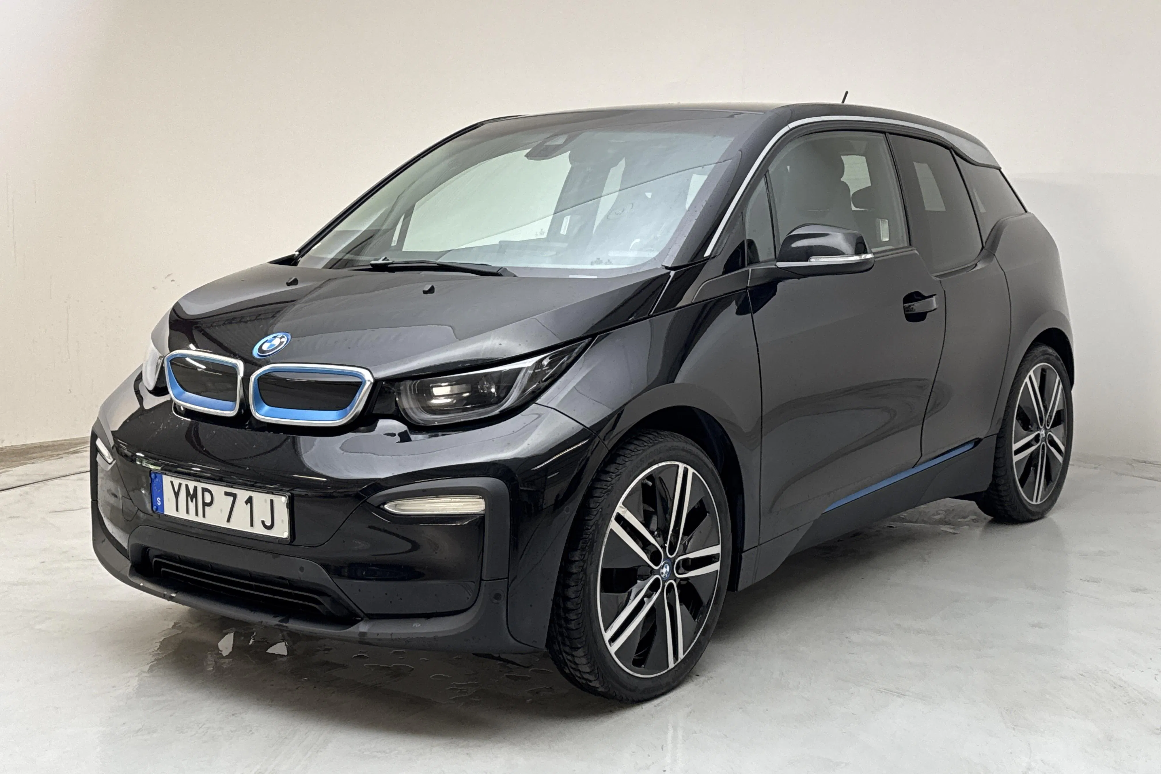 Presentation photo 1 of 15: BMW i3 120Ah, I01 (170hk) - 45 430 km - Automatic - black - 2019