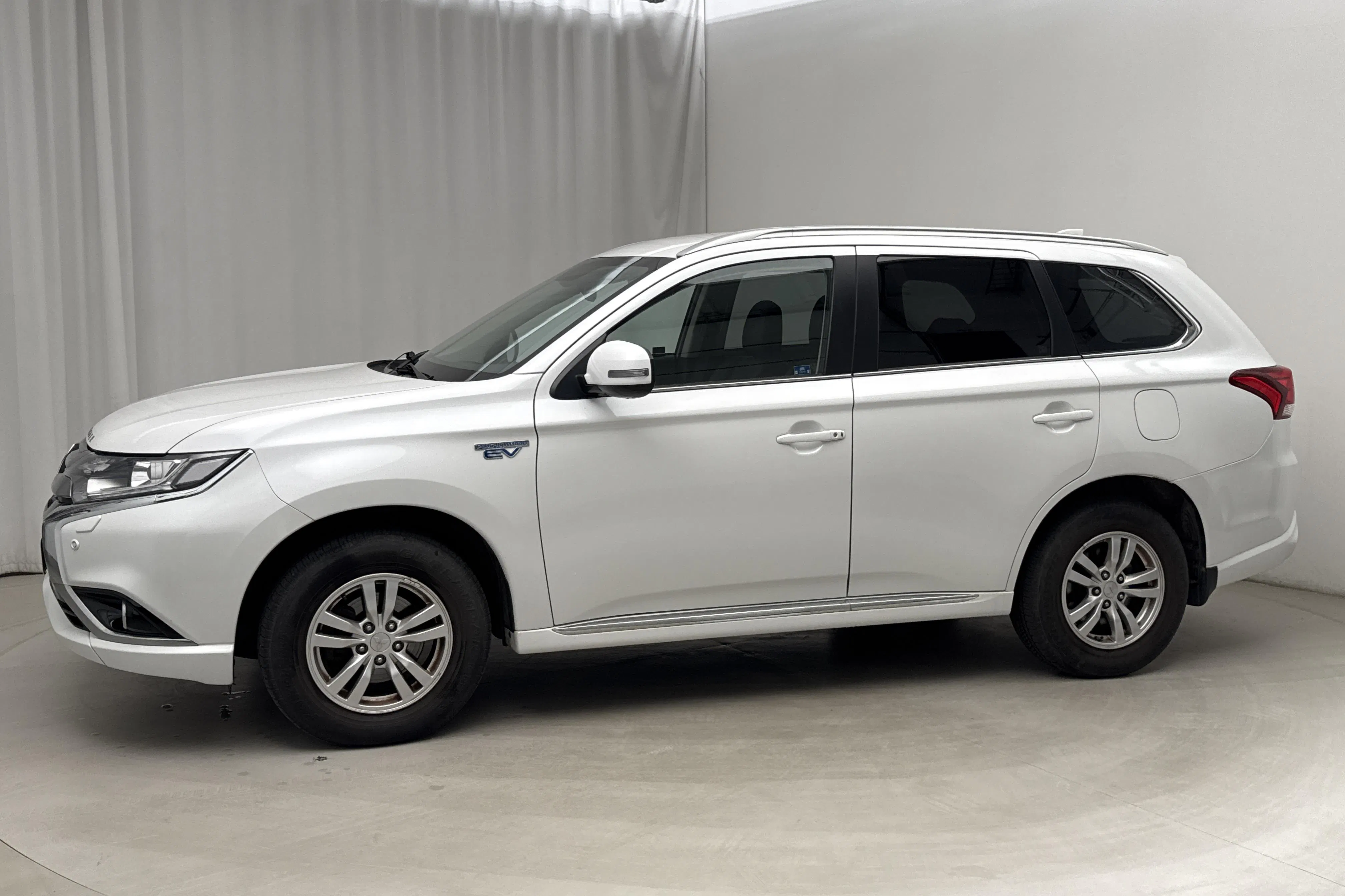Presentationsfoto 2 av 17: Mitsubishi Outlander 2.0 Plug-in Hybrid 4WD (203hk) - 11 620 mil - Automat - vit - 2016