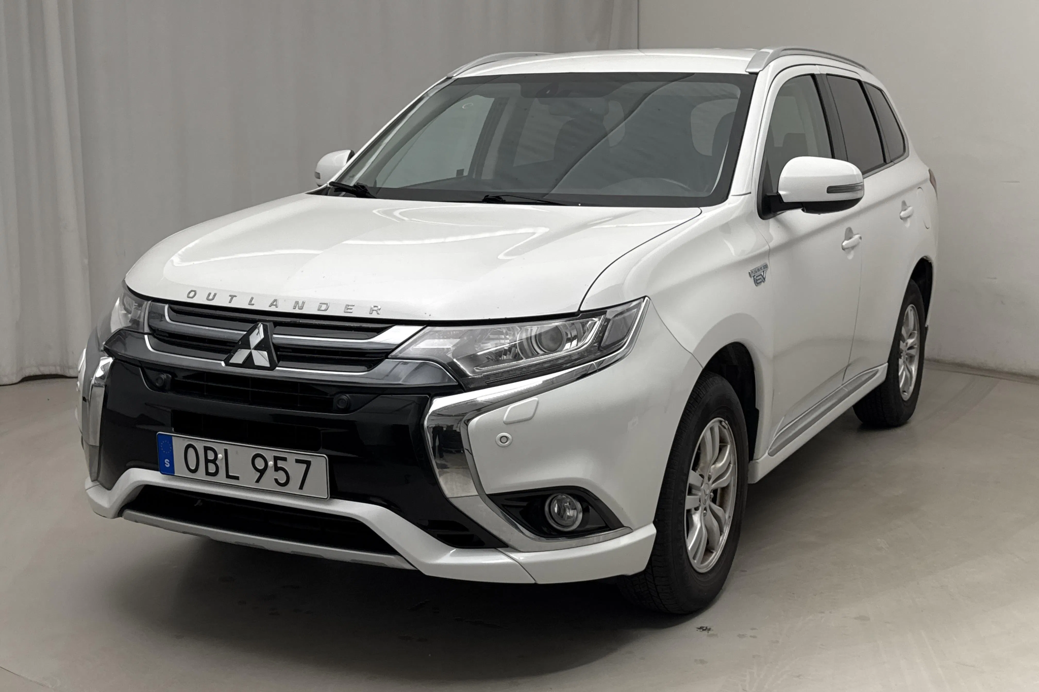 Presentationsfoto 1 av 17: Mitsubishi Outlander 2.0 Plug-in Hybrid 4WD (203hk) - 11 620 mil - Automat - vit - 2016