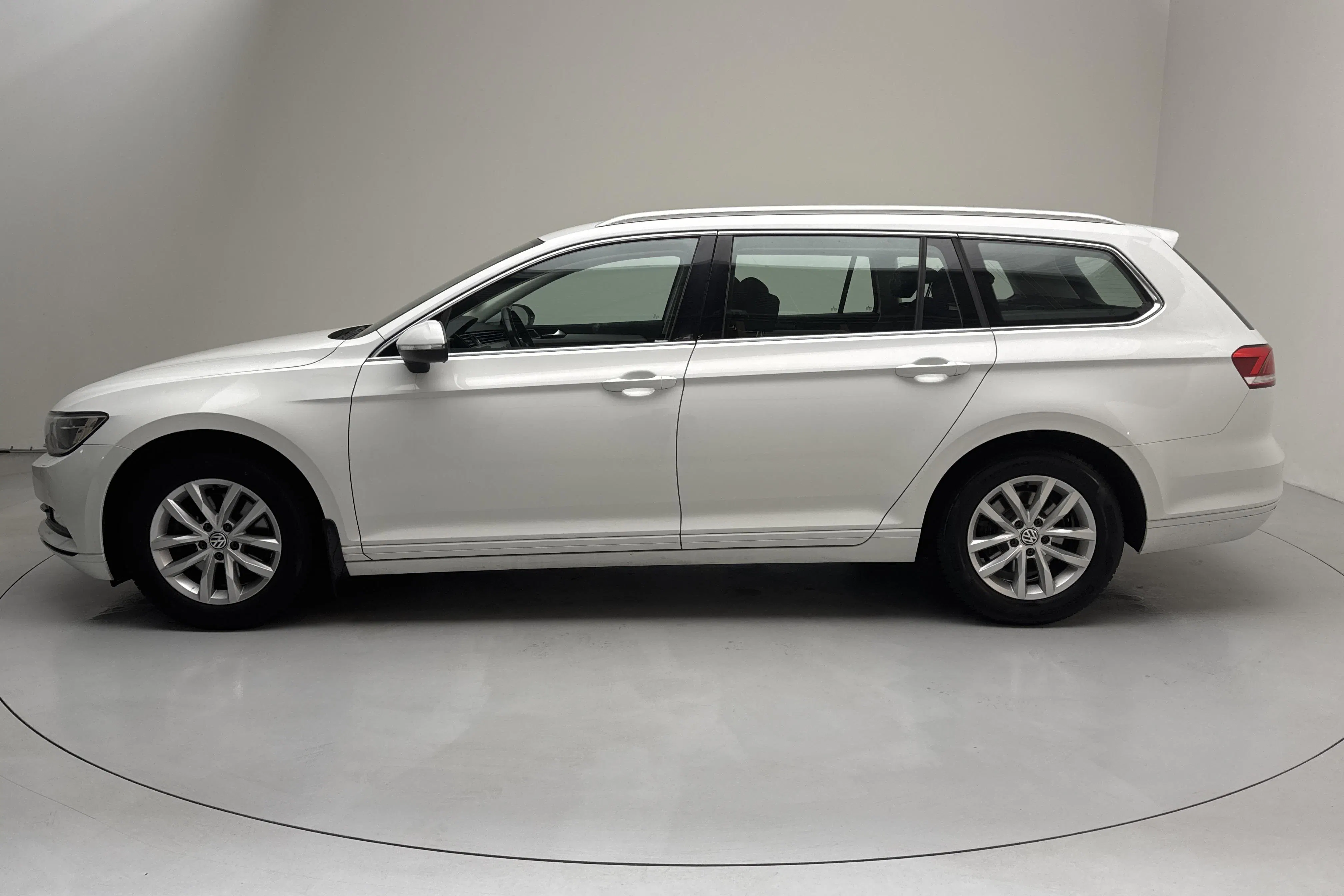 Presentation photo 2 of 14: VW Passat 1.4 TSI Sportscombi (150hk) - 108 450 km - Manual - white - 2018