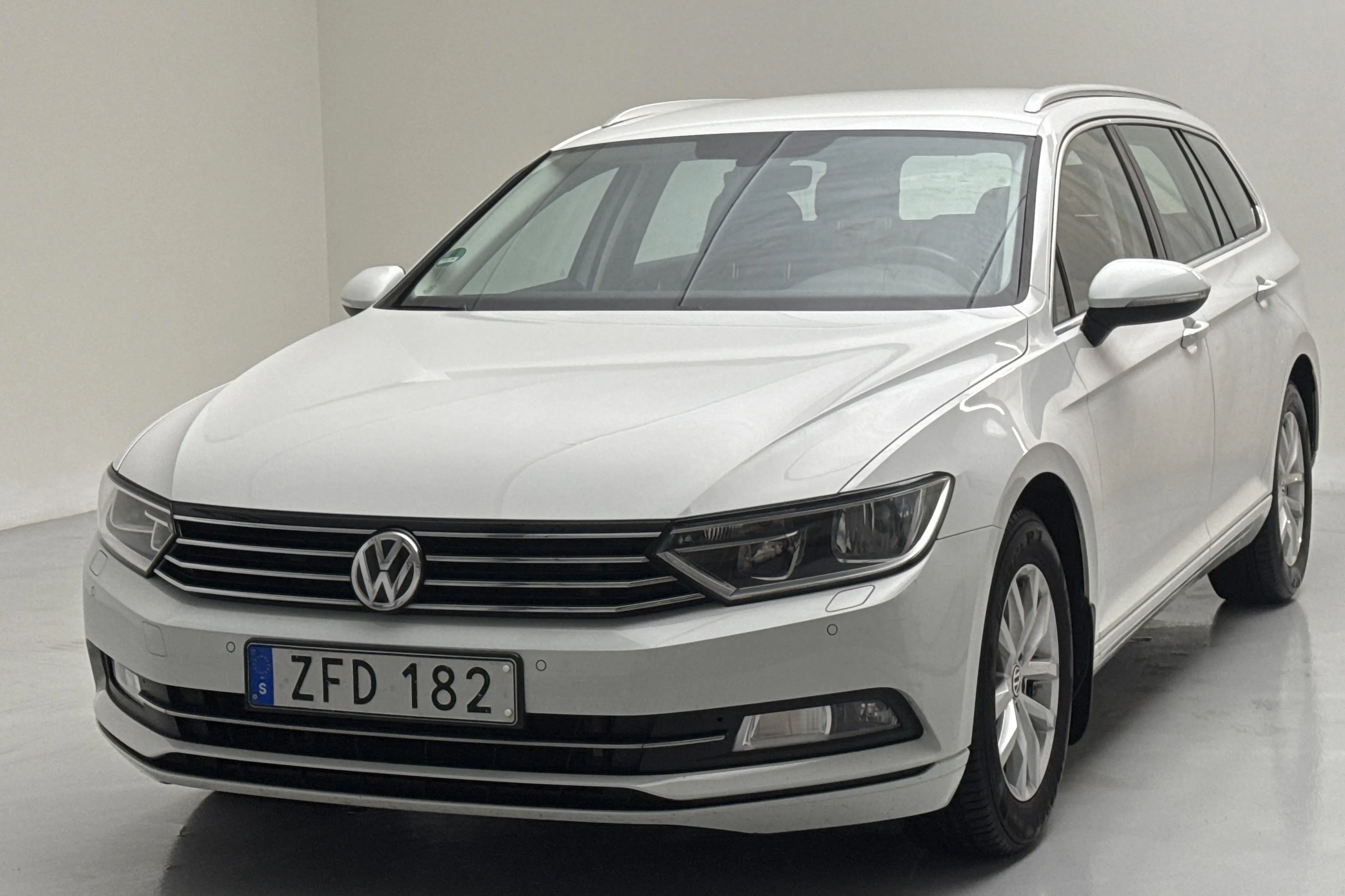 Presentation photo 1 of 14: VW Passat 1.4 TSI Sportscombi (150hk) - 108 450 km - Manual - white - 2018