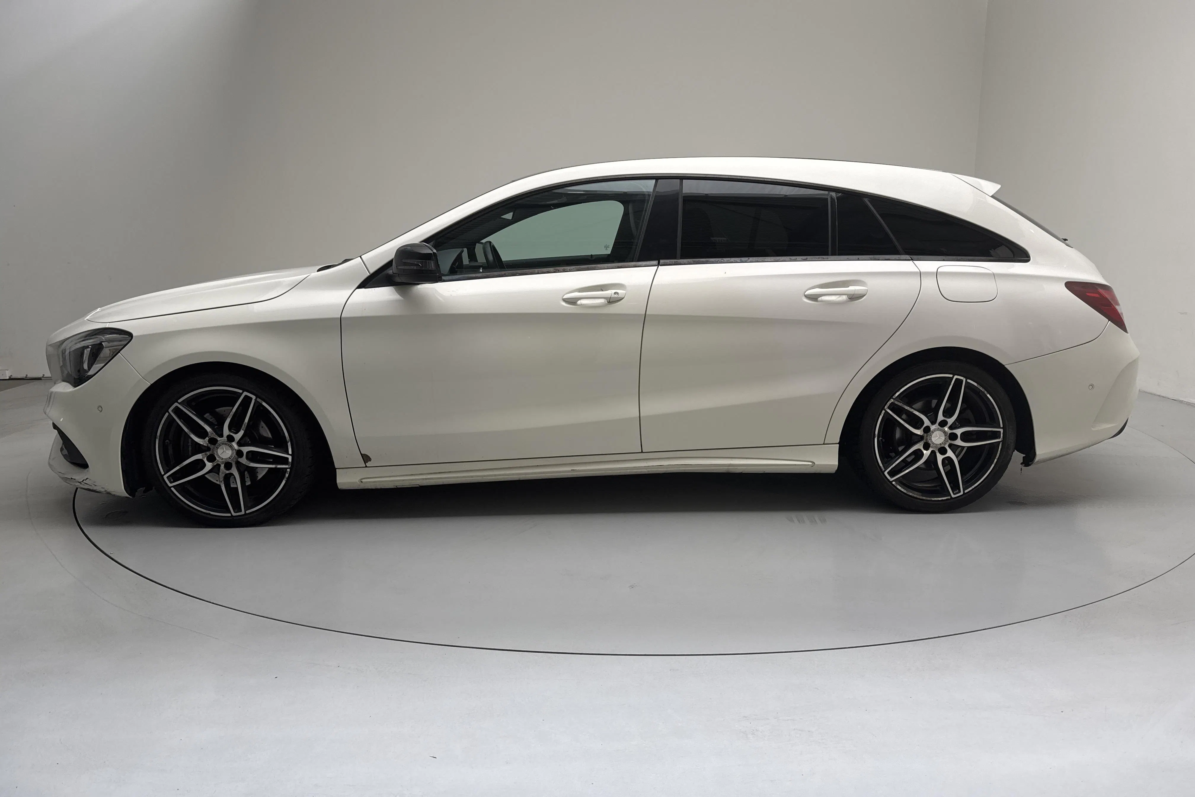 Presentation photo 2 of 14: Mercedes CLA 220 d 4MATIC Shooting Brake X117 (177hk) - 198 180 km - Automatic - white - 2016