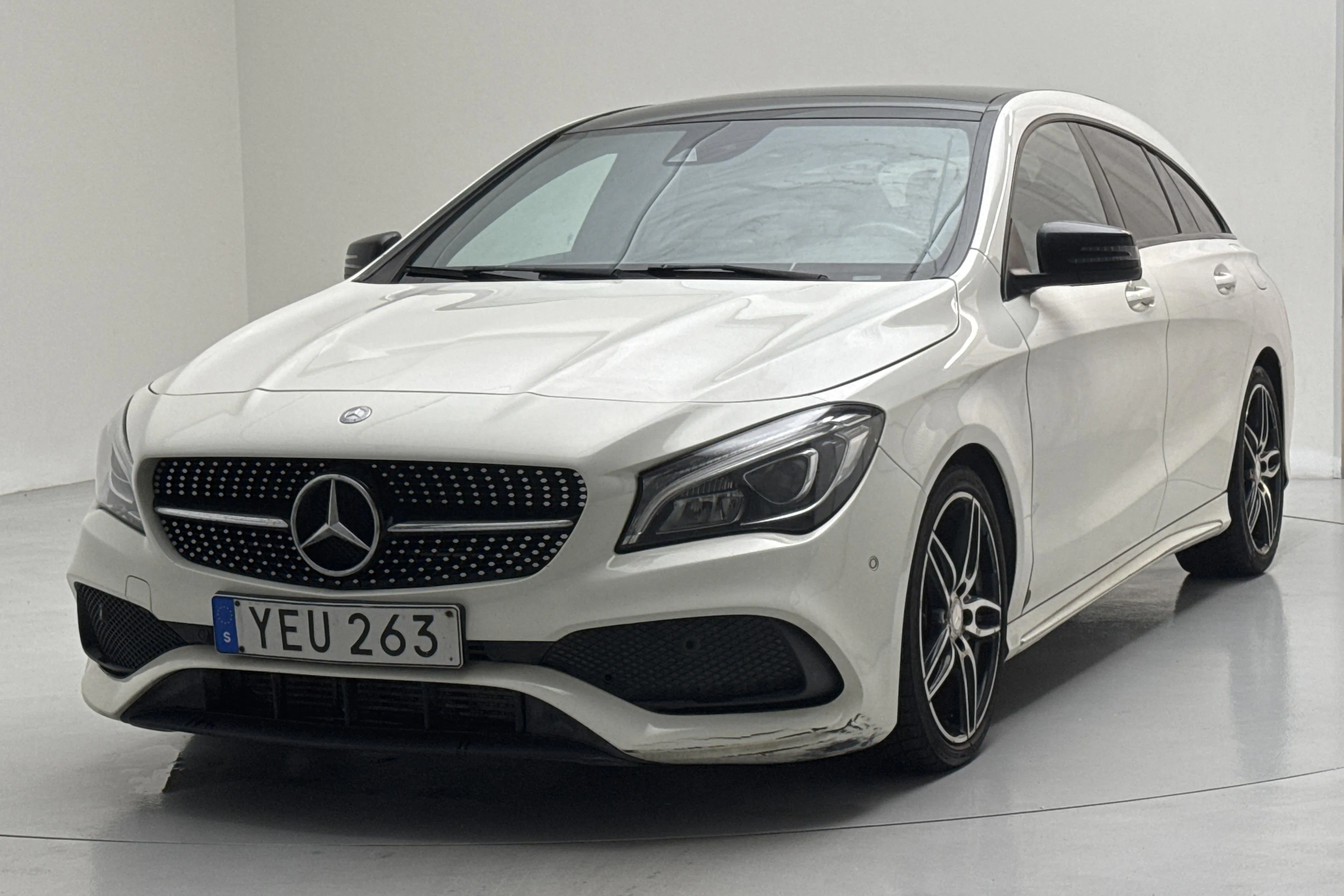 Presentation photo 1 of 14: Mercedes CLA 220 d 4MATIC Shooting Brake X117 (177hk) - 198 180 km - Automatic - white - 2016