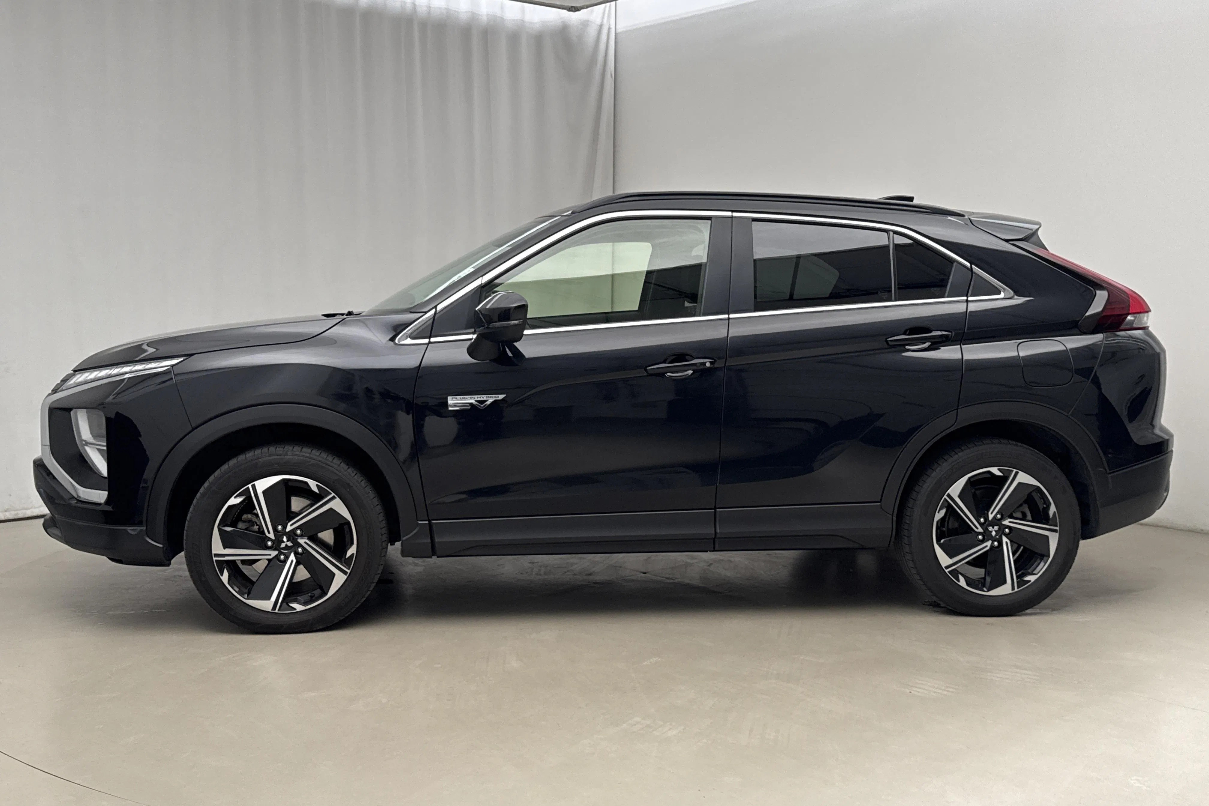 Presentation photo 2 of 19: Mitsubishi Eclipse Cross 2.4 PHEV 4WD (185hk) - 66 330 km - Automatic - black - 2021
