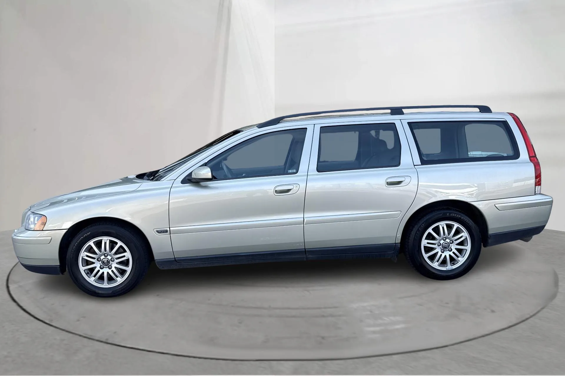 Presentation photo 2 of 16: Volvo V70 2.4D (163hk) - 187 130 km - Manual - light brown - 2006