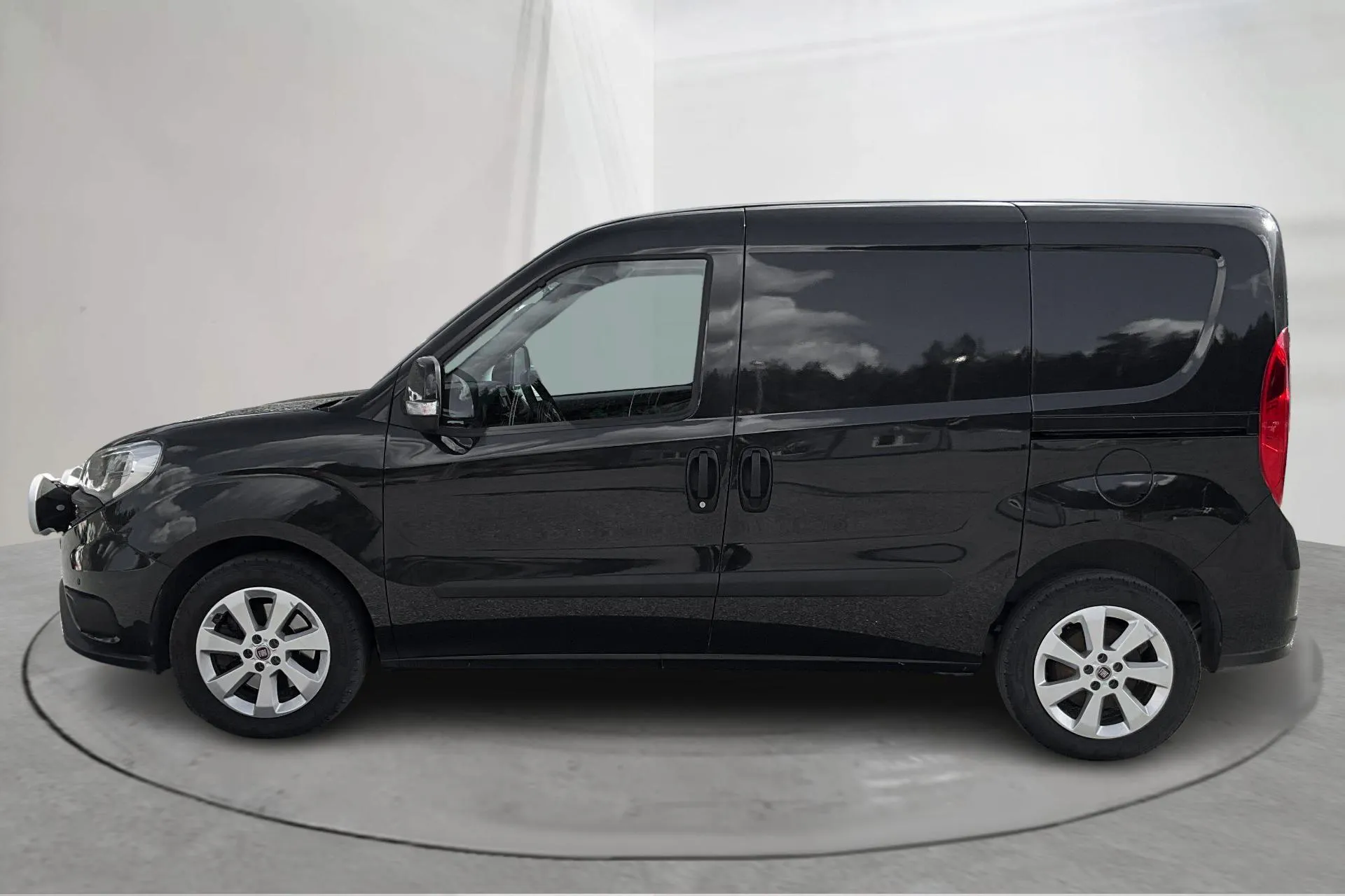 Presentation photo 2 of 12: Fiat Doblo Cargo 1.4T CNG (120hk) - 72 300 km - Manual - black - 2016