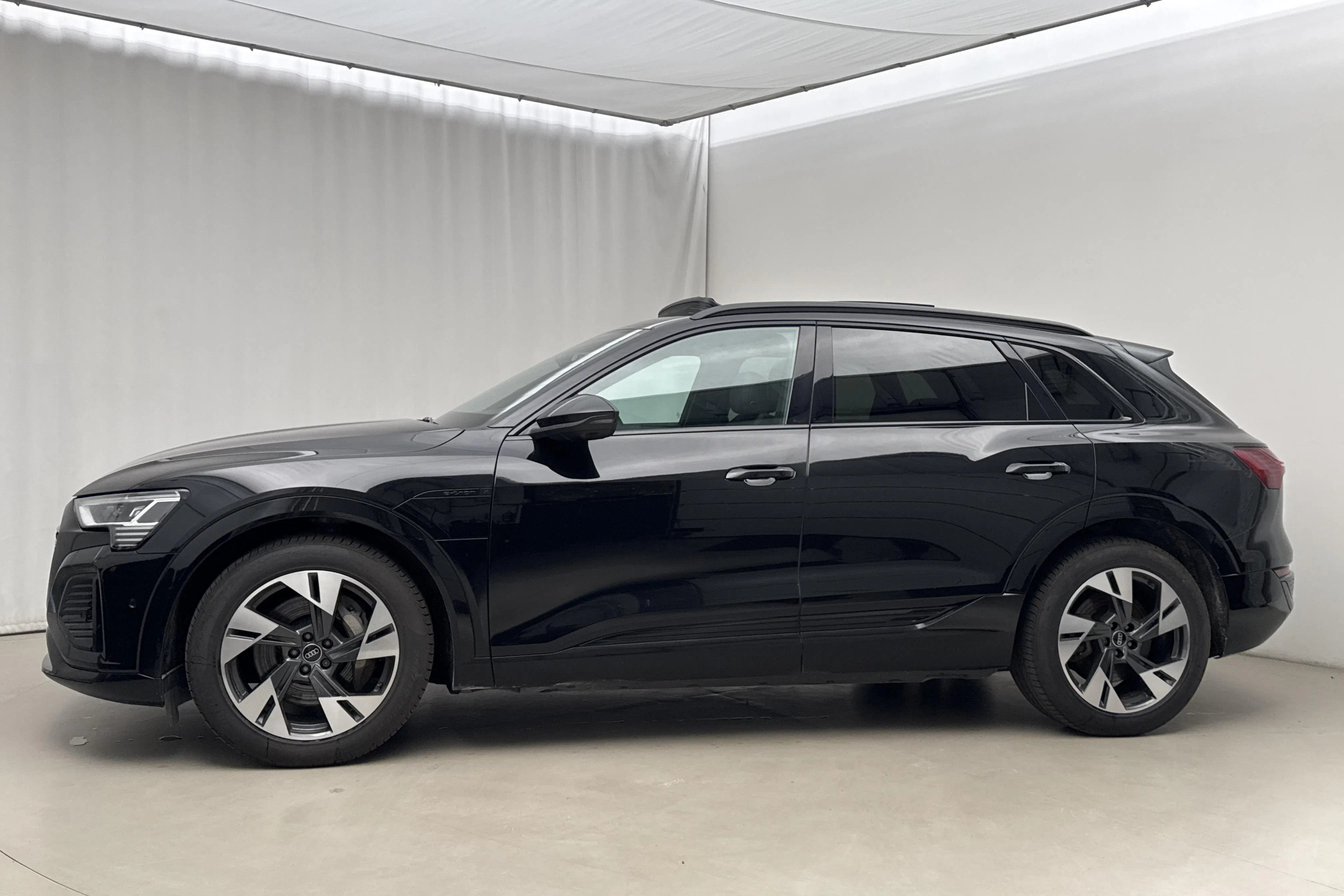 Presentationsfoto 2 av 24: Audi Q8 55 e-tron quattro (408hk) - 12 233 mil - Automat - svart - 2024