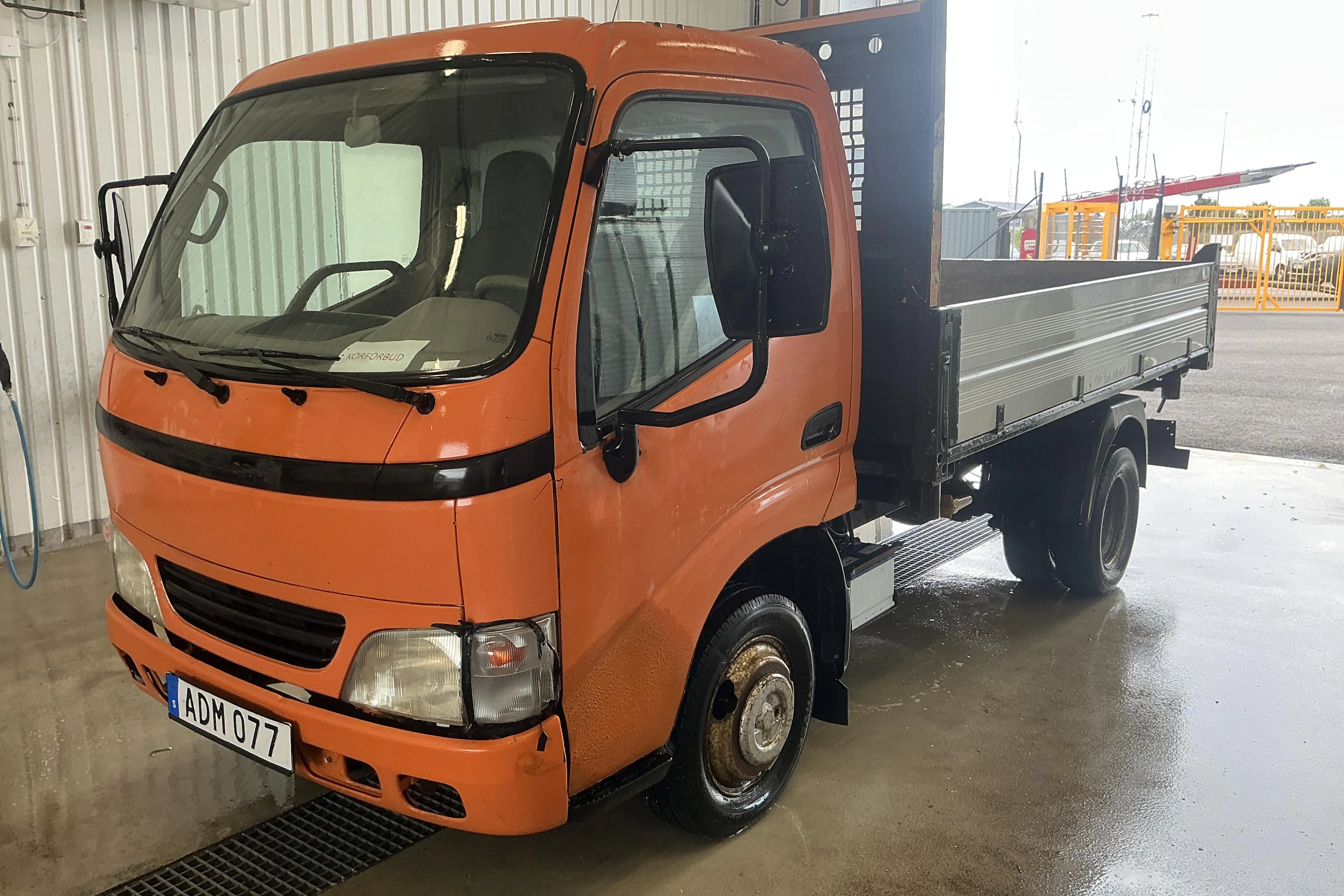 Presentation photo 1 of 9: Toyota Dyna 150 3.0 D-4D (109hk) - 164 130 km - Manual - white - 2007