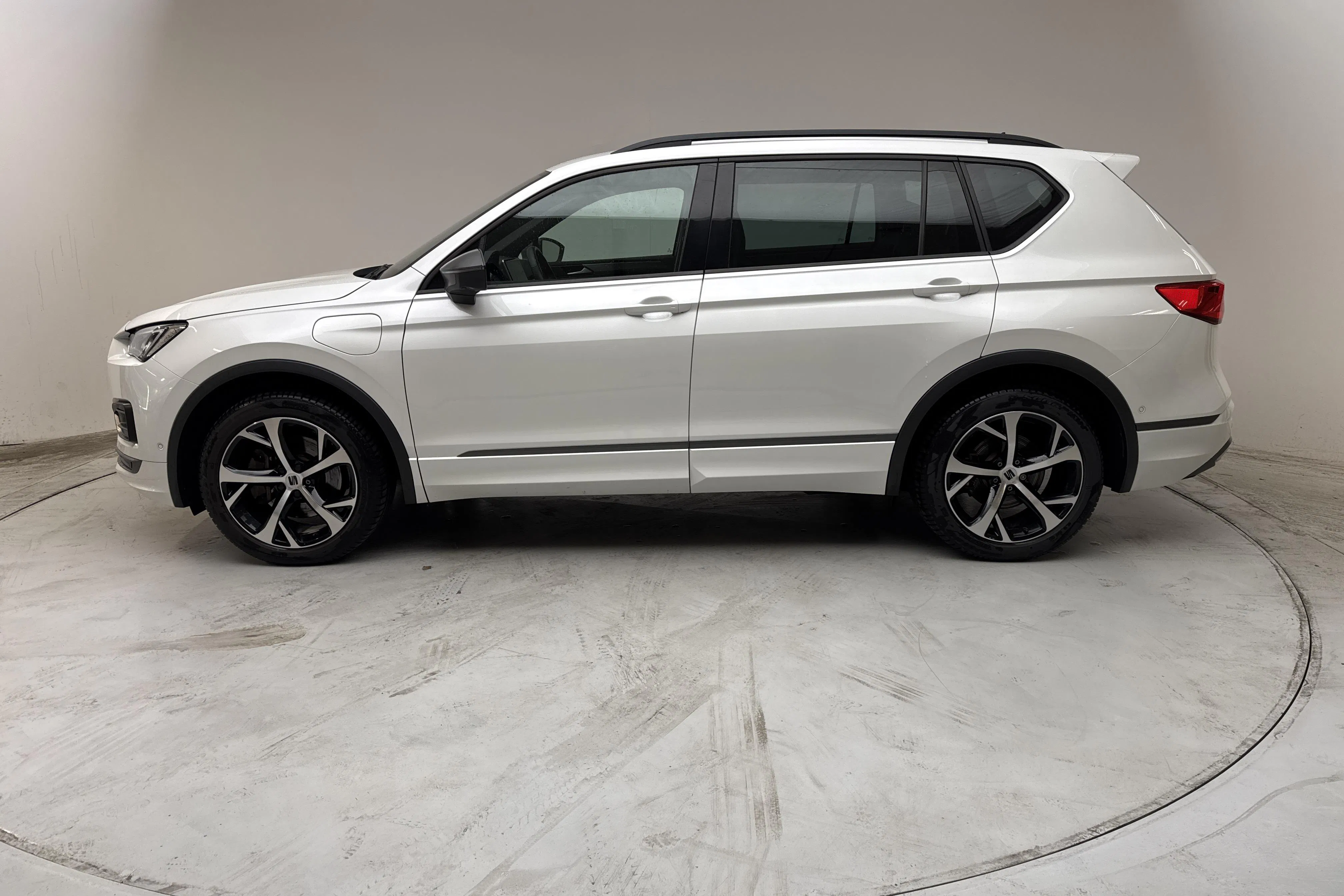 Presentationsfoto 2 av 17: Seat Tarraco 1.4 TSI e-hybrid (245hk) - 13 534 mil - Automat - vit - 2021