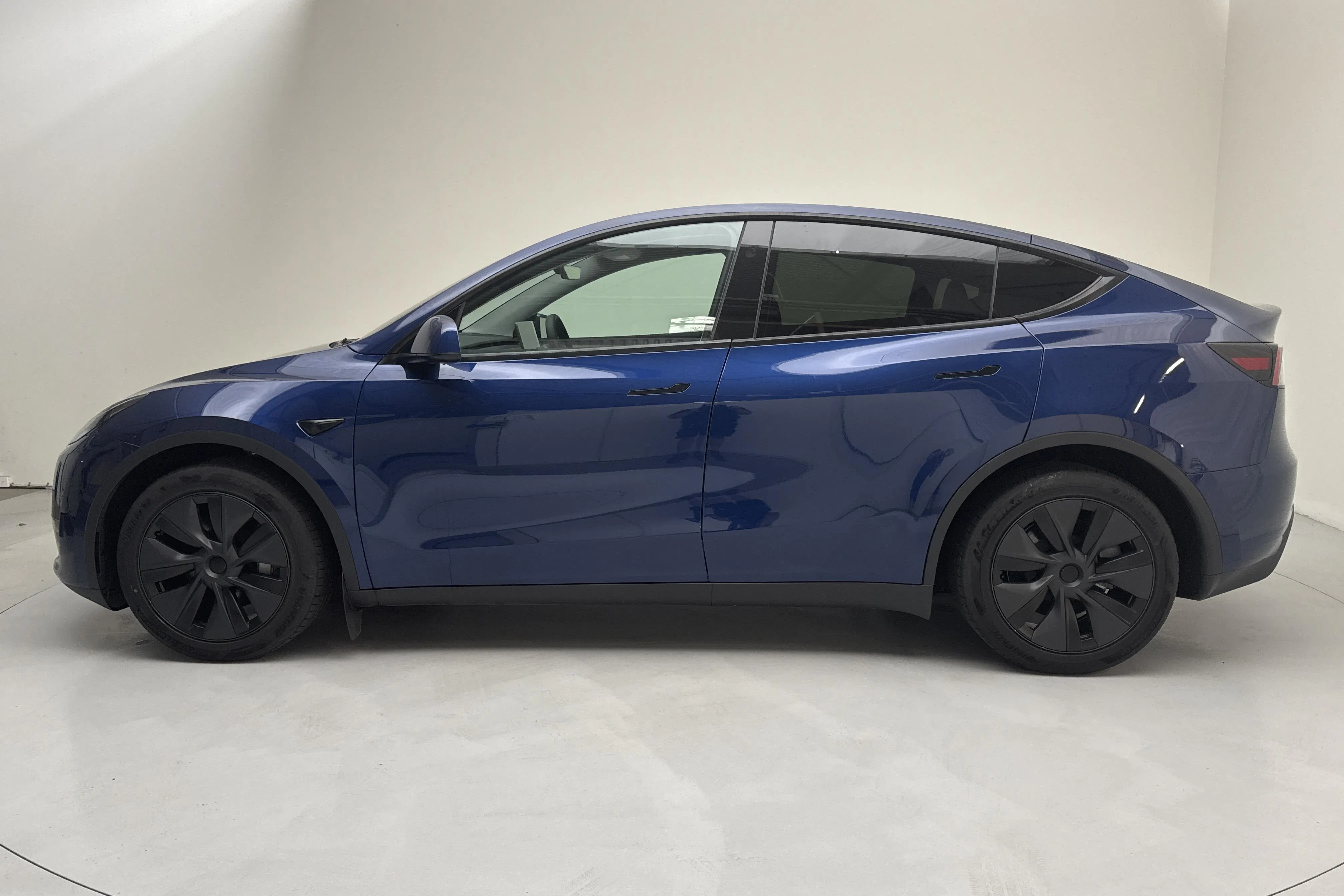 Presentationsfoto 2 av 19: Tesla Model Y Long Range Dual Motor AWD - 1 761 mil - Automat - blå - 2025