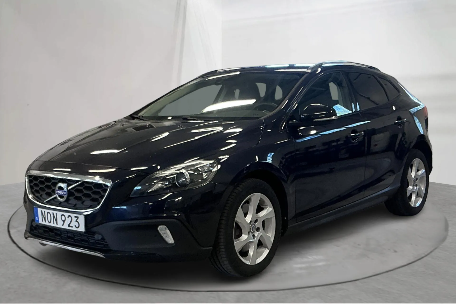 Presentationsfoto 1 av 15: Volvo V40 Cross Country D2 (120hk) - 12 046 mil - Manuell - Mörkblå - 2016