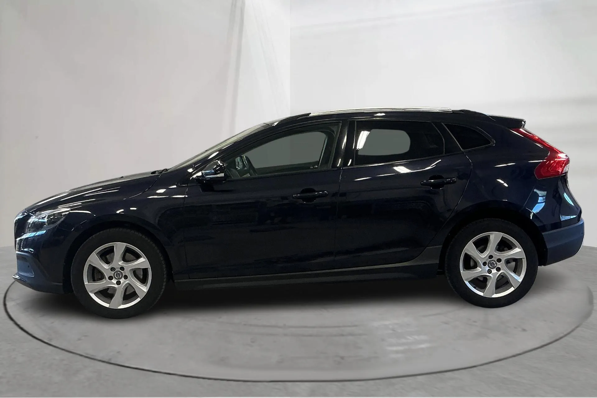 Presentationsfoto 2 av 15: Volvo V40 Cross Country D2 (120hk) - 12 046 mil - Manuell - Mörkblå - 2016