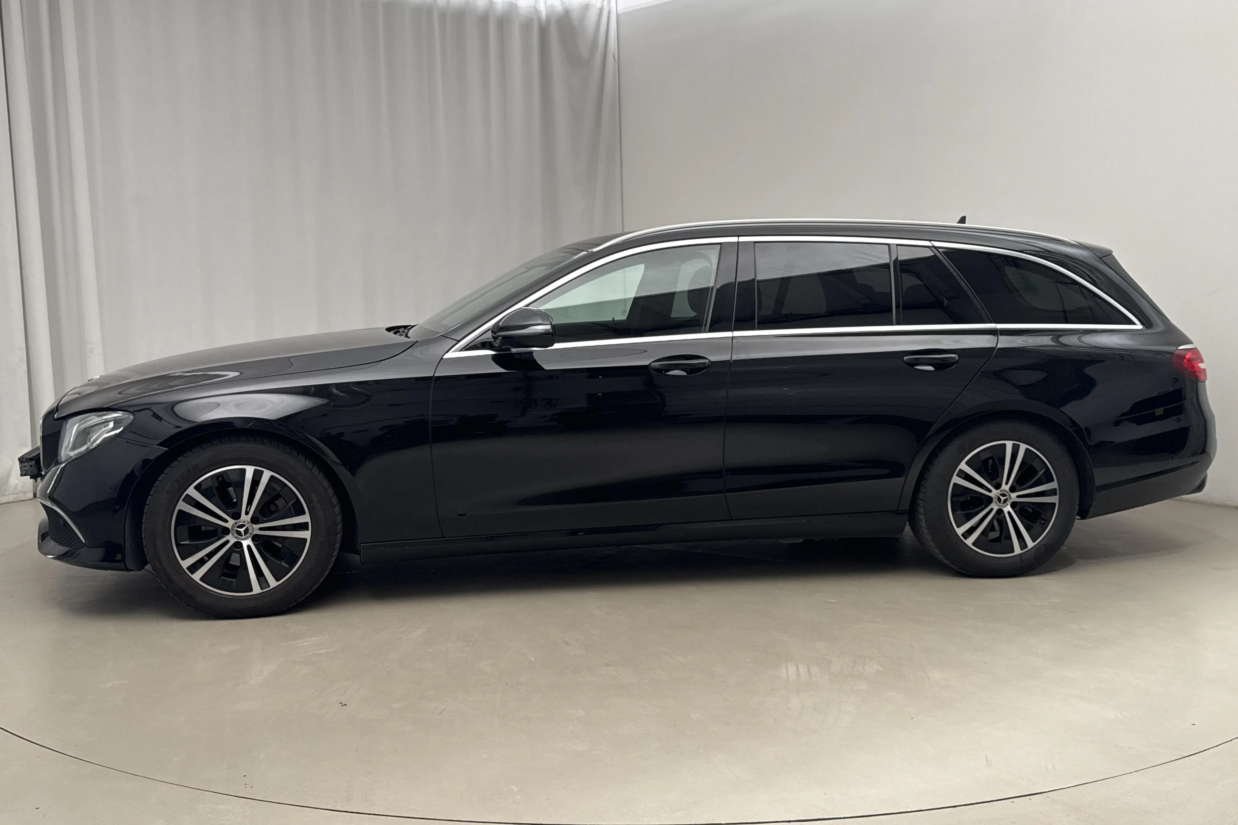 Presentationsfoto 2 av 16: Mercedes E 220 d HVO Kombi S213 (163hk) - 44 340 mil - Automat - svart - 2020