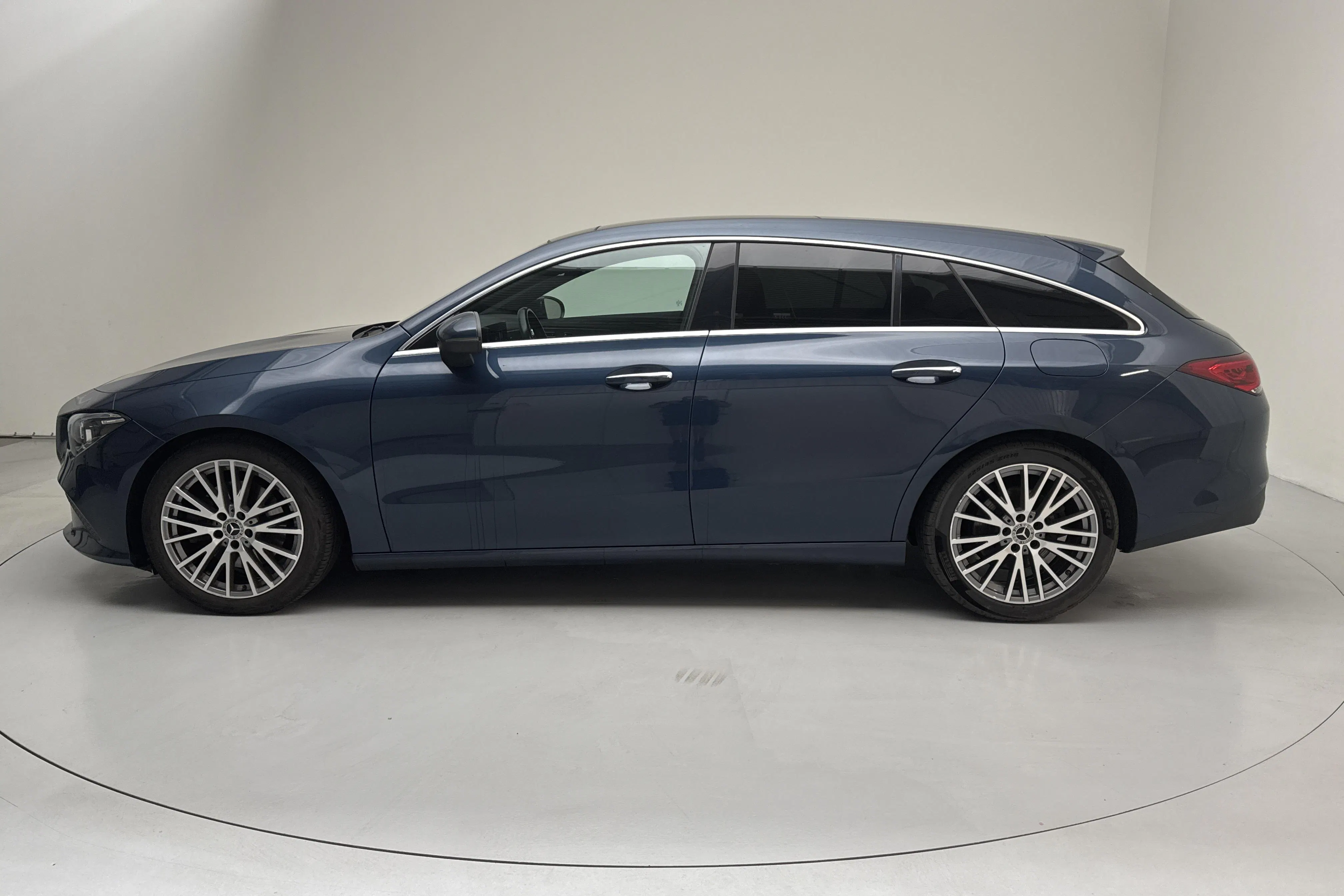 Presentationsfoto 2 av 15: Mercedes CLA 220 d Shooting Brake X118 (190hk) - 9 841 mil - Automat - blå - 2022
