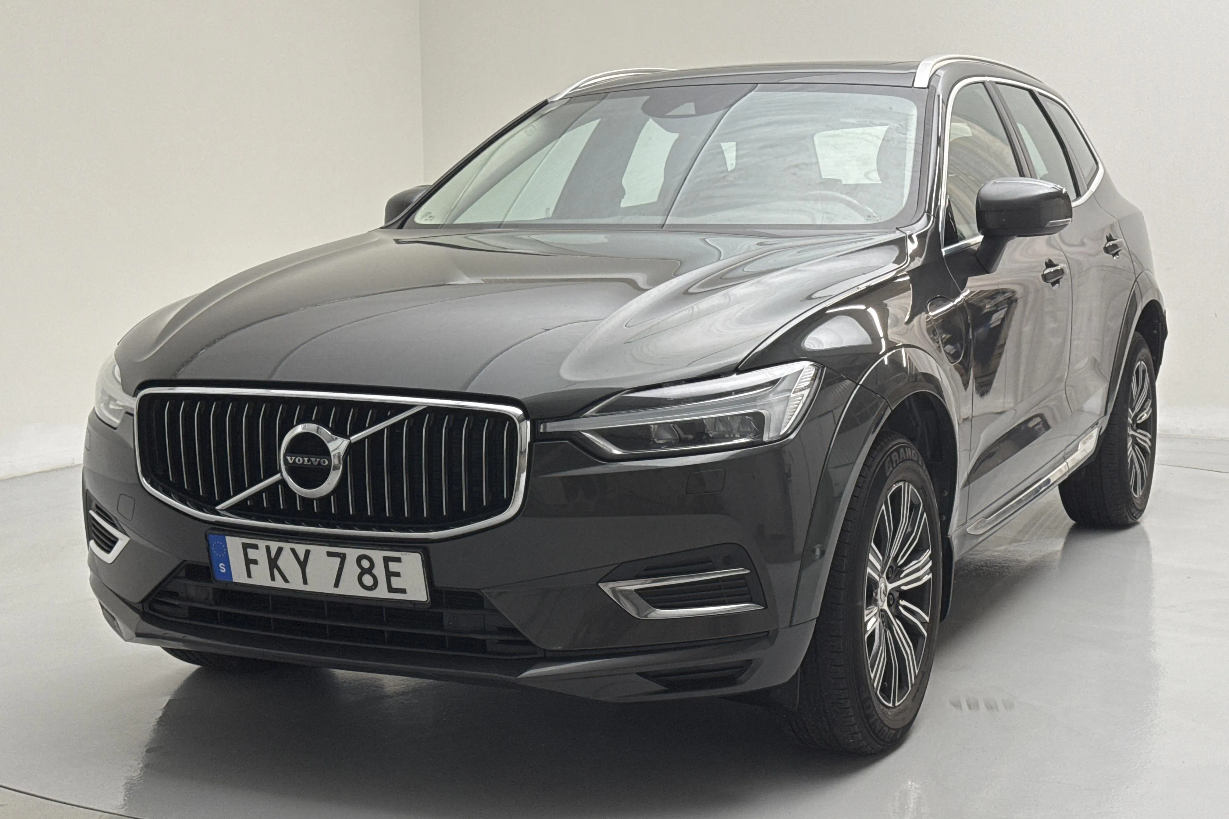 Presentationsfoto 1 av 21: Volvo XC60 T6 AWD Recharge (340hk) - 17 249 mil - Automat - Mörkgrå - 2021