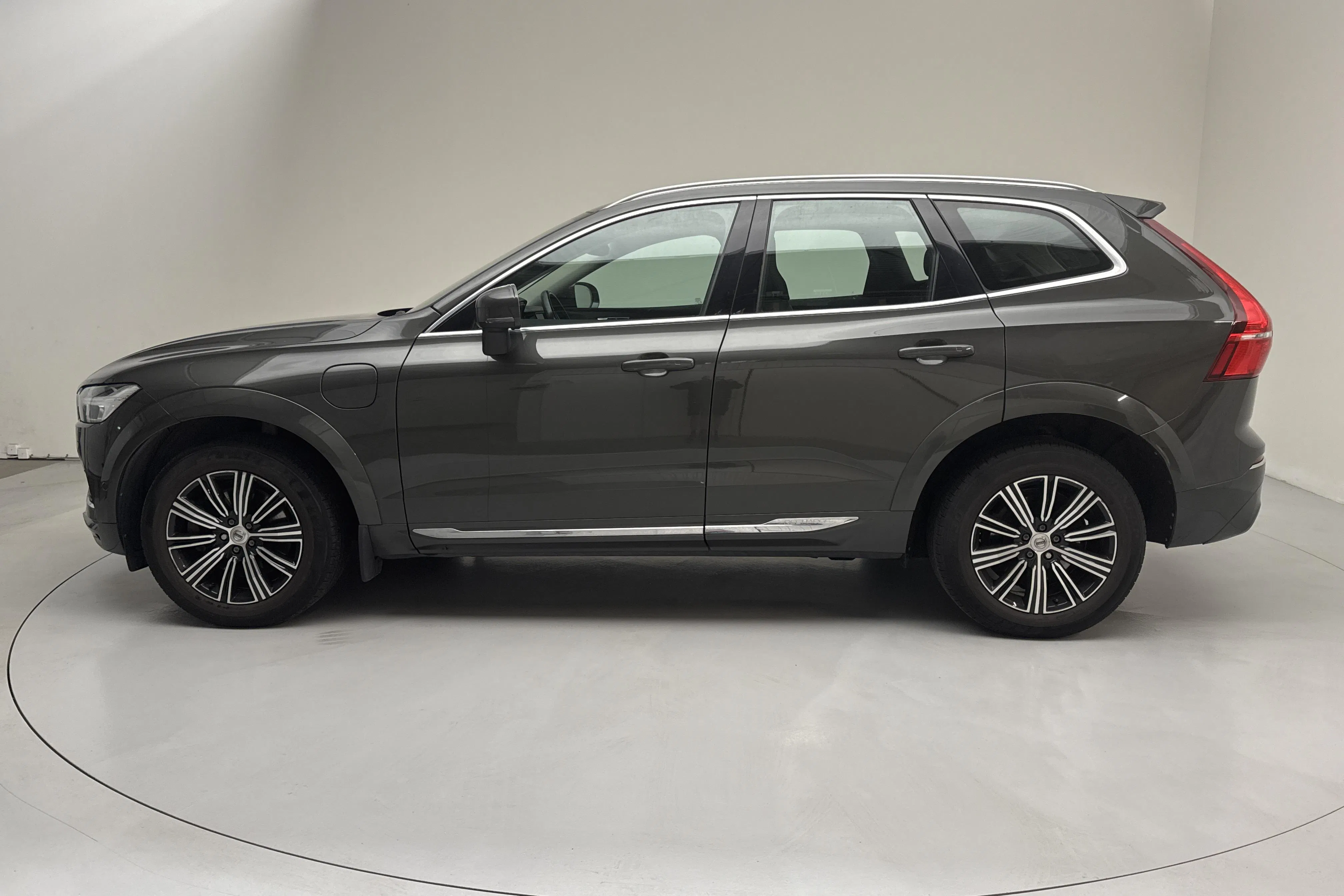 Presentationsfoto 2 av 21: Volvo XC60 T6 AWD Recharge (340hk) - 17 249 mil - Automat - Mörkgrå - 2021