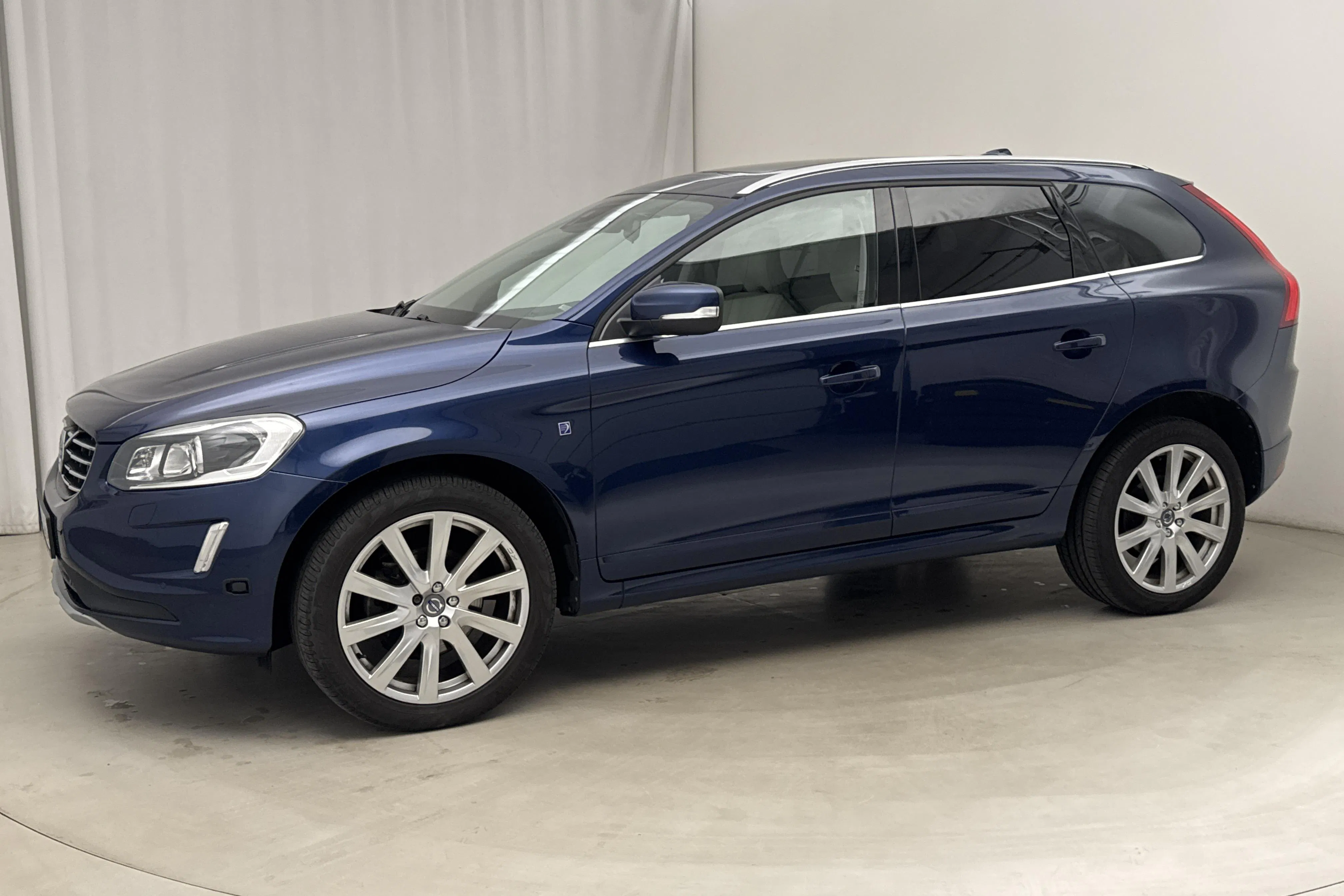 Presentationsfoto 2 av 19: Volvo XC60 D4 AWD (190hk) - 15 296 mil - Automat - blå - 2016