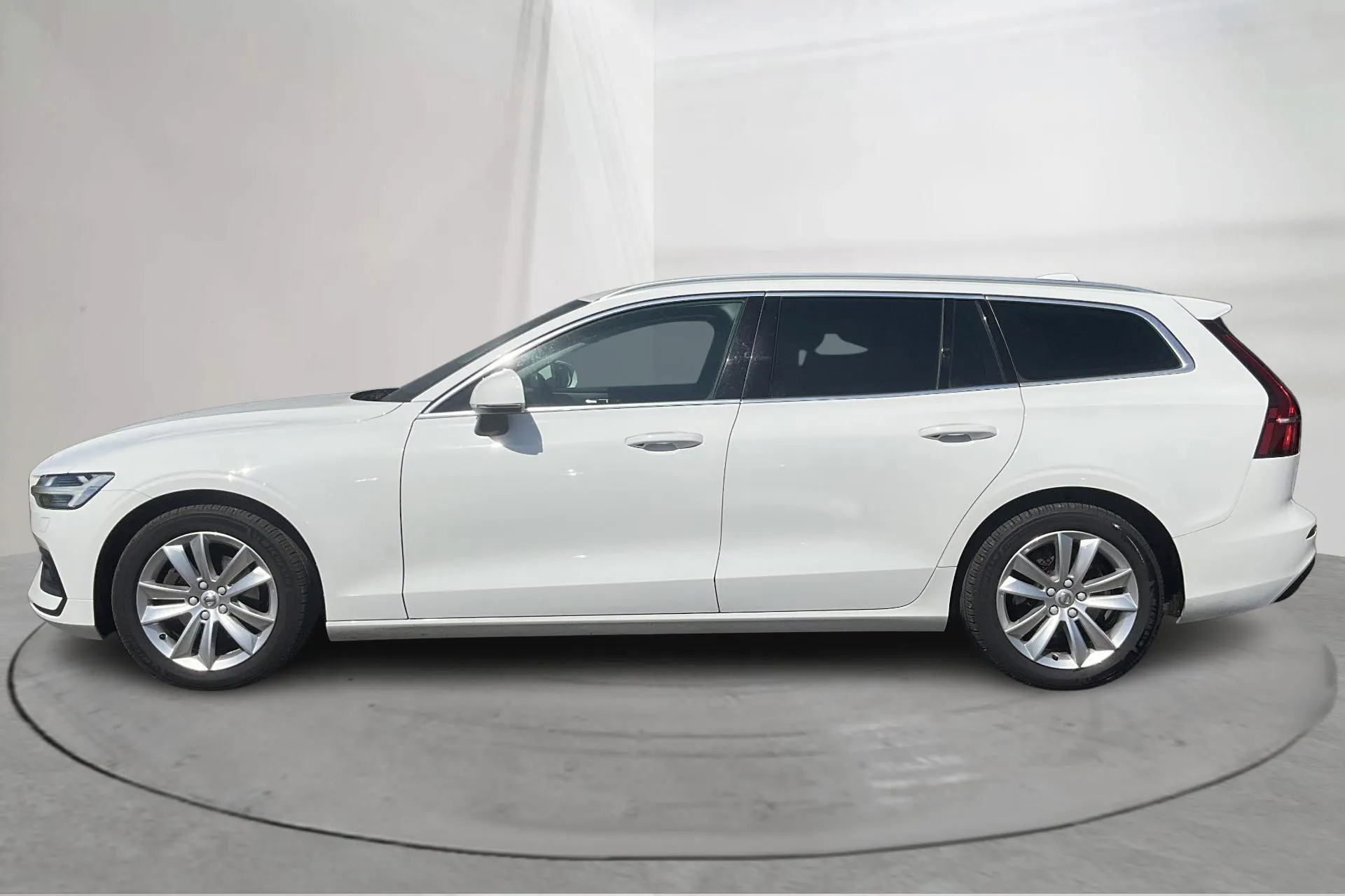 Presentationsfoto 2 av 17: Volvo V60 D3 (150hk) - 12 185 mil - Automat - vit - 2020