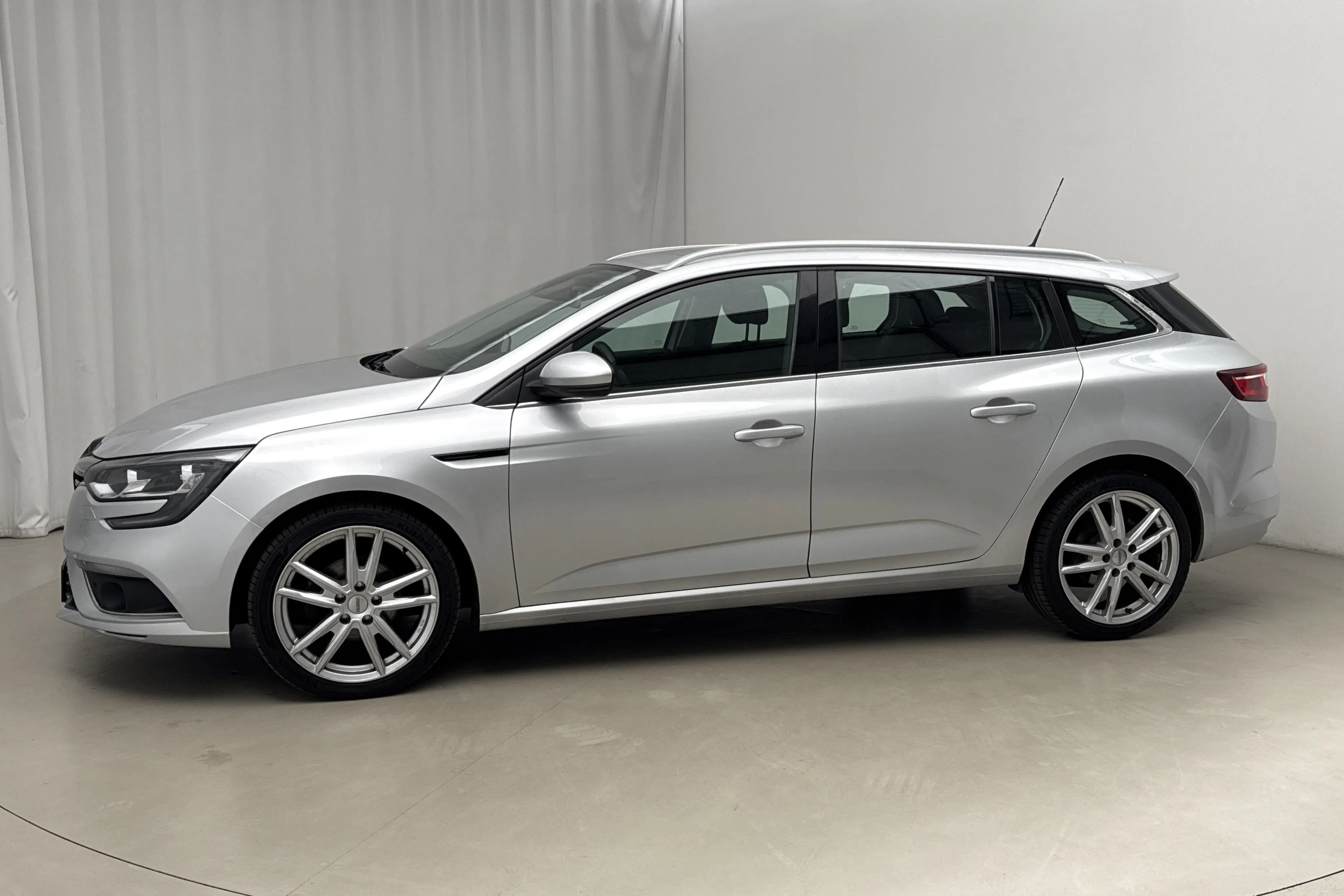 Presentationsfoto 2 av 15: Renault Mégane 1.5 dCi Sport Tourer (115hk) - 12 669 mil - Automat - silver - 2020