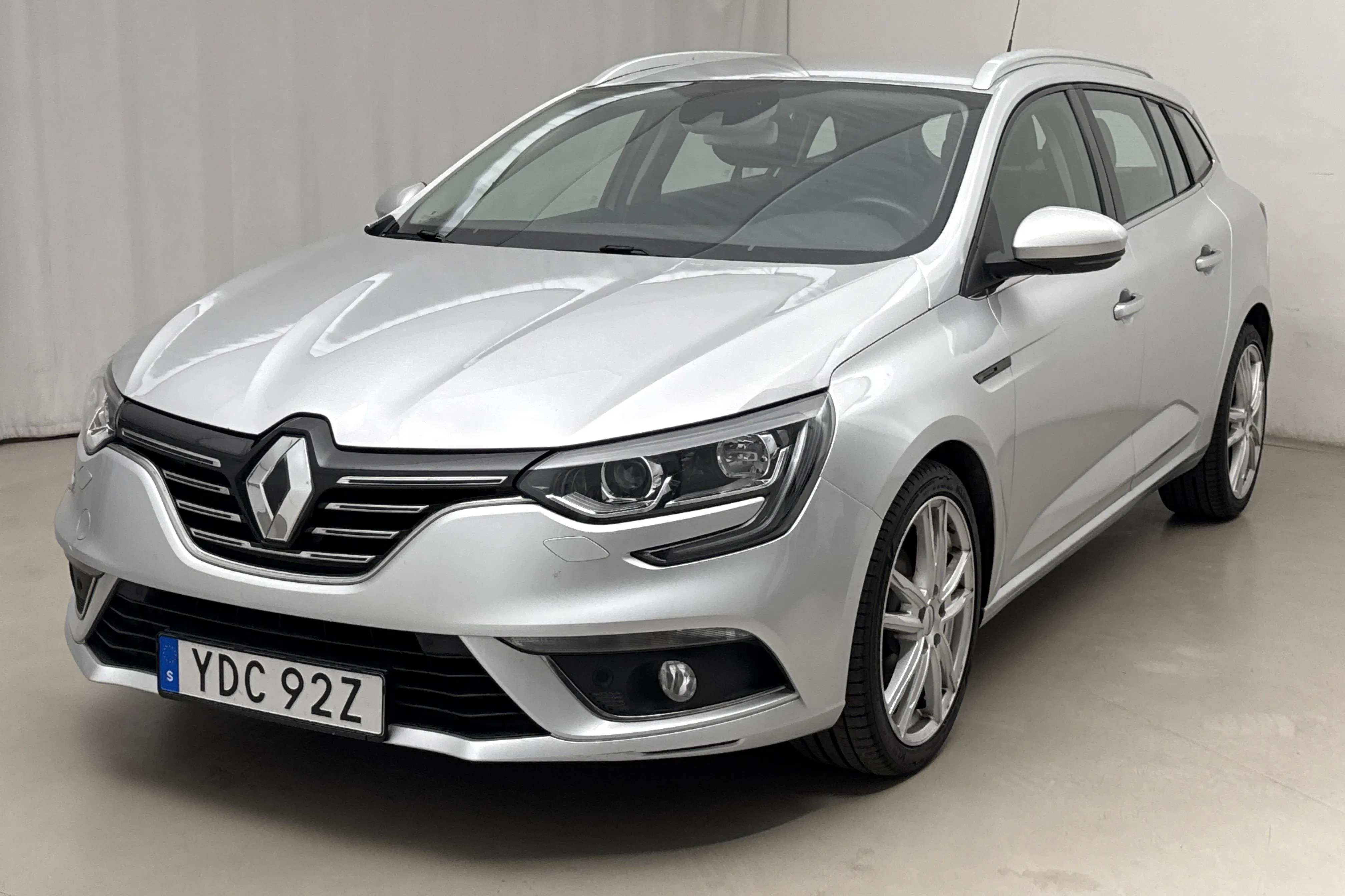 Presentationsfoto 1 av 15: Renault Mégane 1.5 dCi Sport Tourer (115hk) - 12 669 mil - Automat - silver - 2020