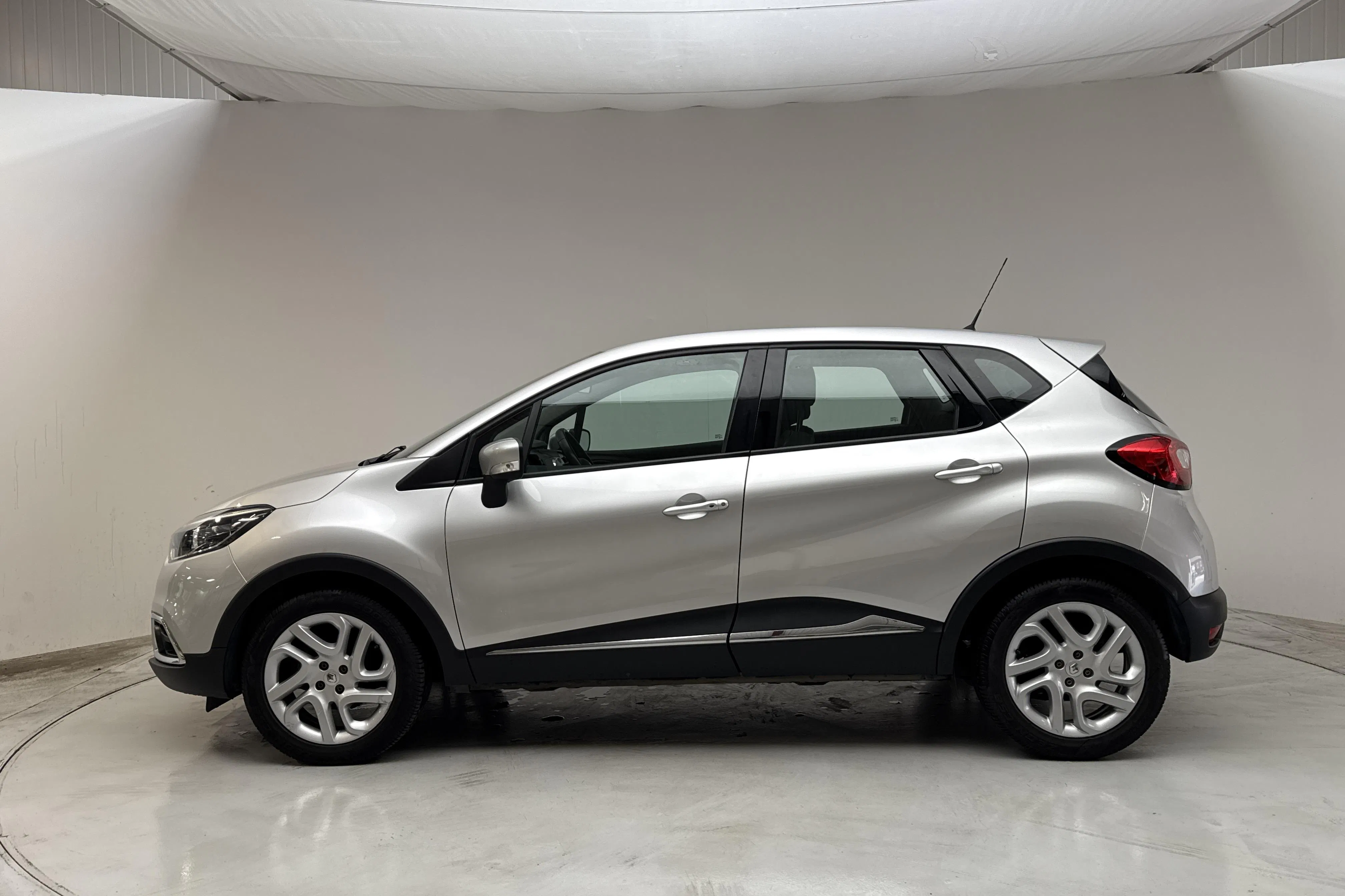 Presentation photo 2 of 12: Renault Captur 0.9 TCe (90hk) - 112 700 km - Manual - silver - 2013