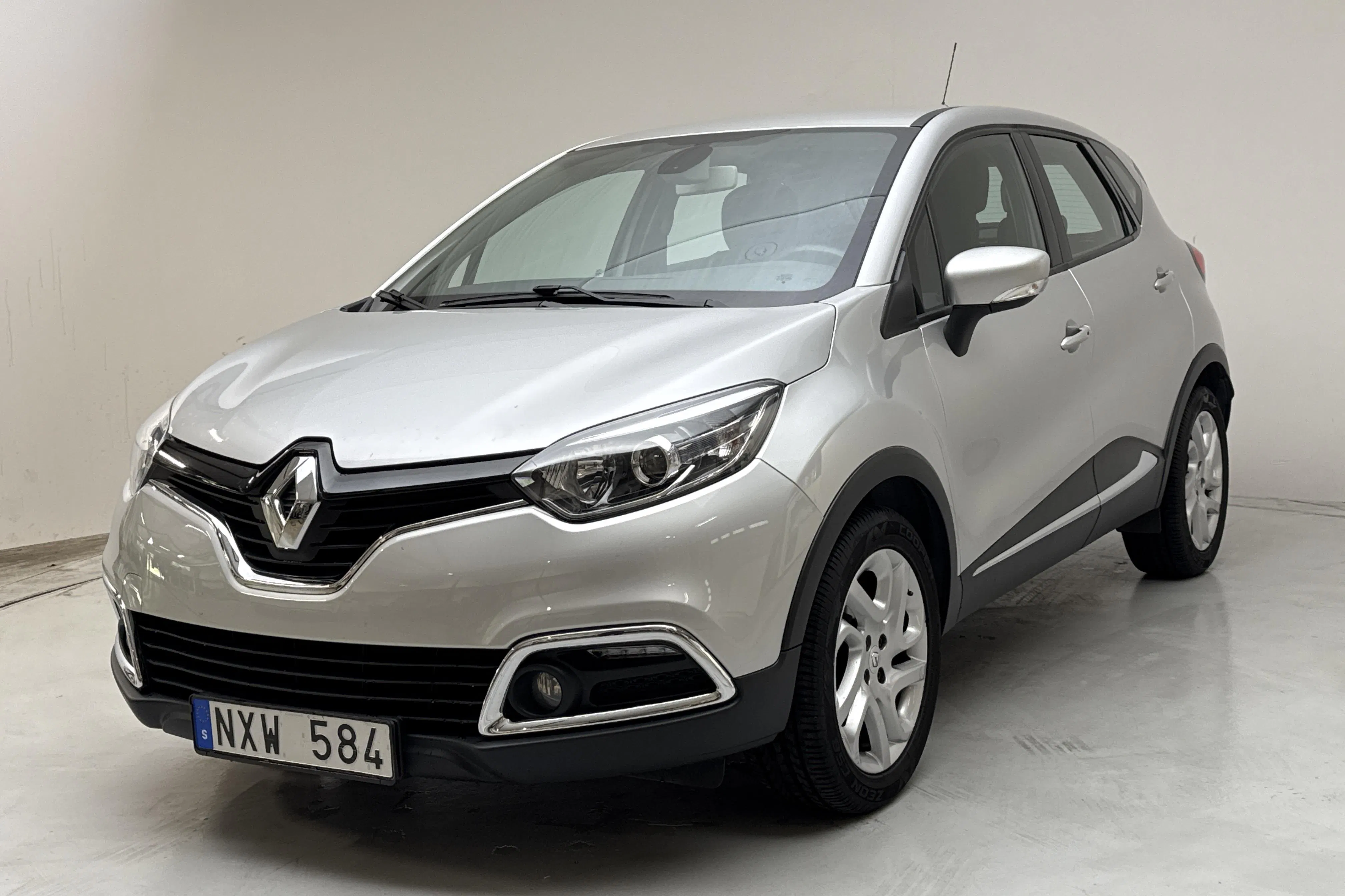 Presentation photo 1 of 12: Renault Captur 0.9 TCe (90hk) - 112 700 km - Manual - silver - 2013