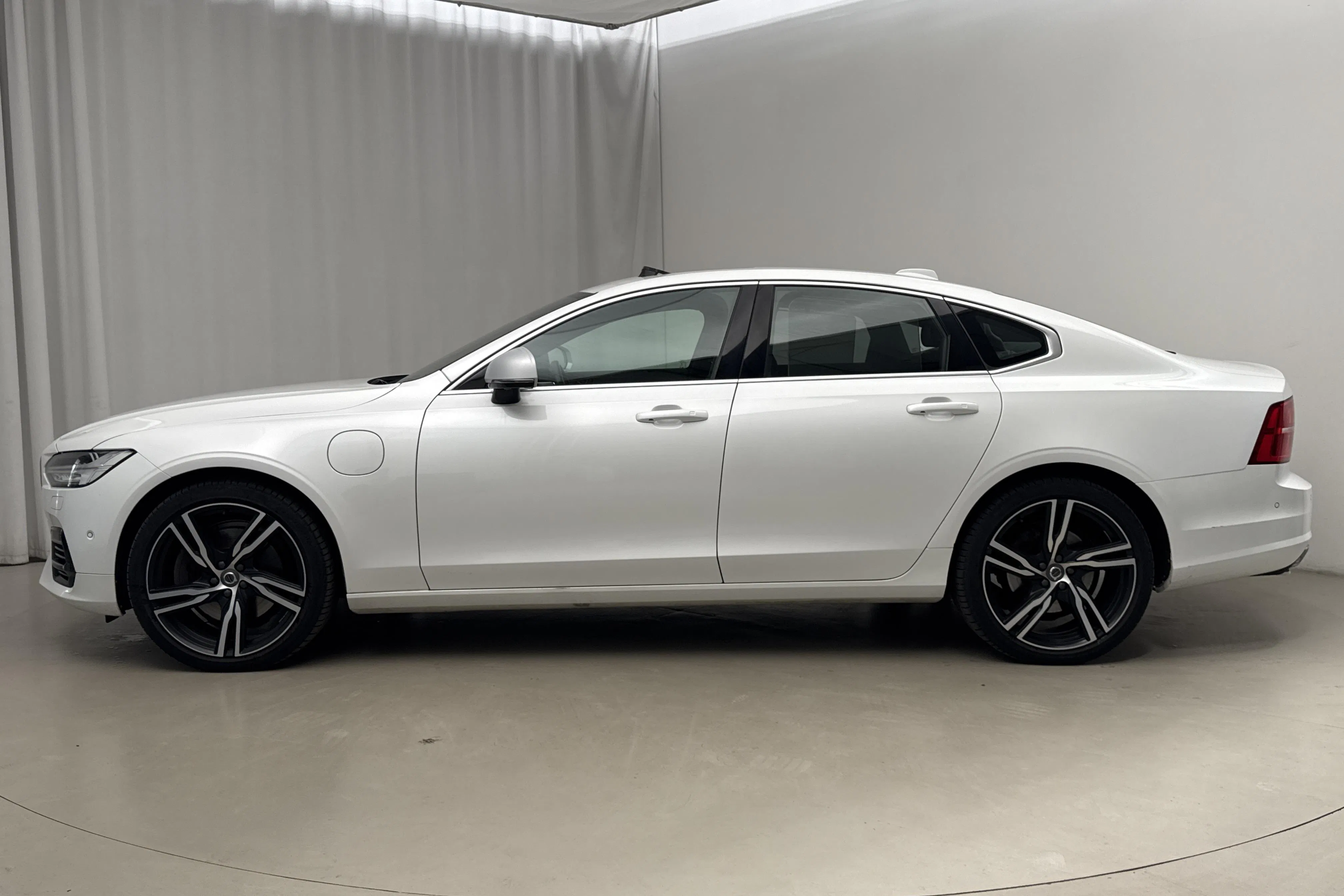 Presentationsfoto 2 av 31: Volvo S90 T8 AWD Twin Engine (407hk) - 13 265 mil - Automat - vit - 2018