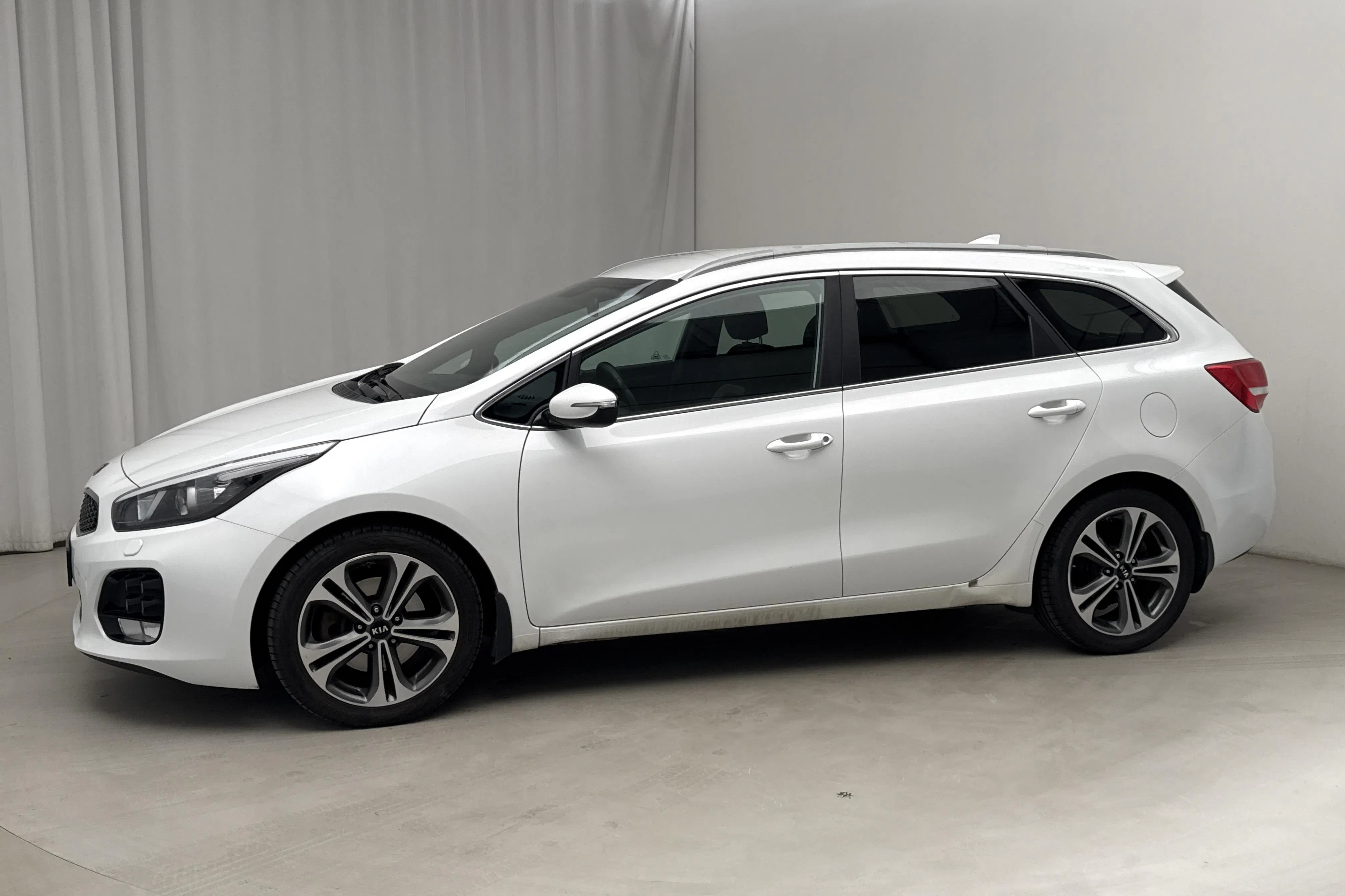 Presentation photo 2 of 16: KIA Cee'd 1.6 CRDi SW (136hk) - 148 170 km - Manual - white - 2017