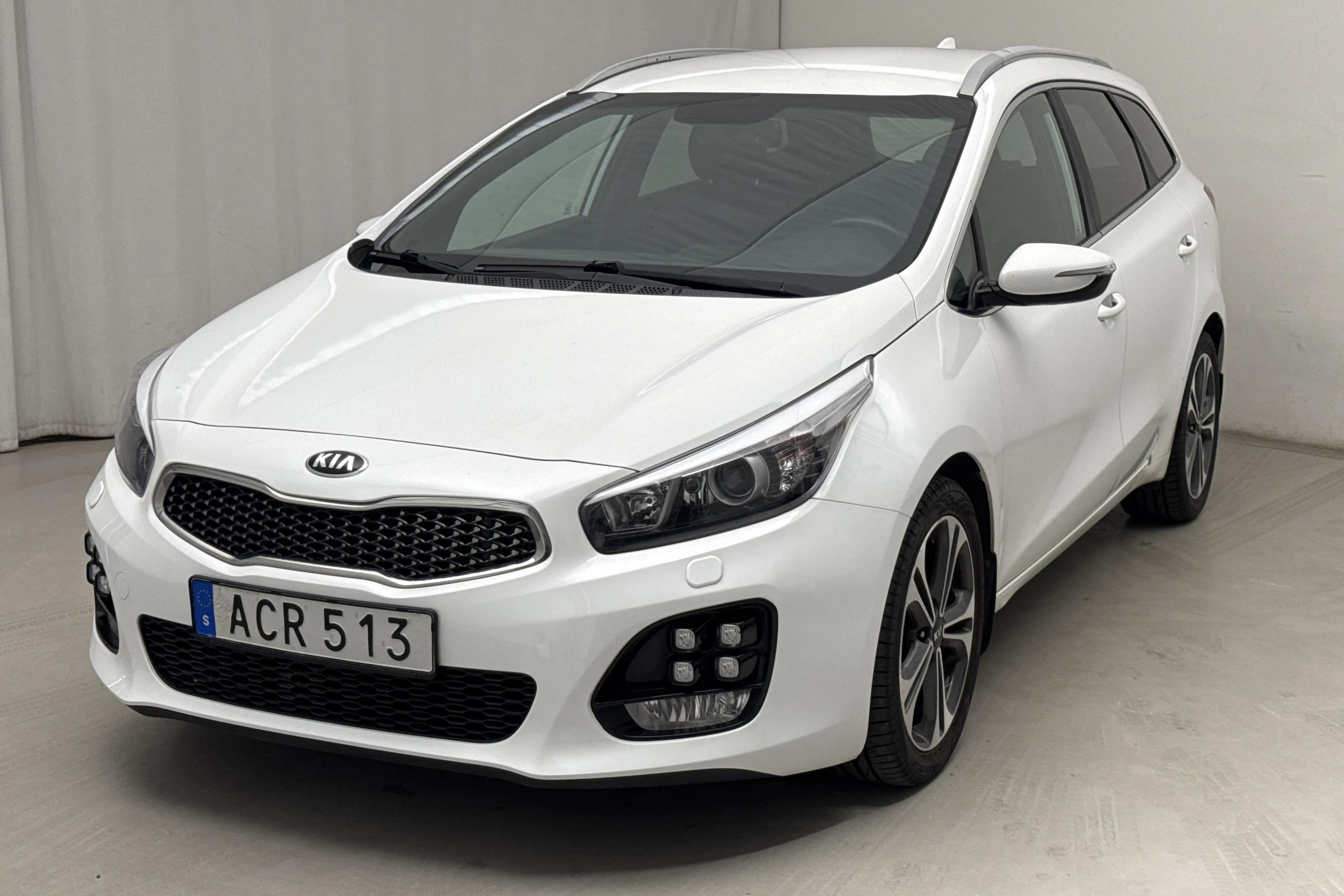 Presentation photo 1 of 16: KIA Cee'd 1.6 CRDi SW (136hk) - 148 170 km - Manual - white - 2017