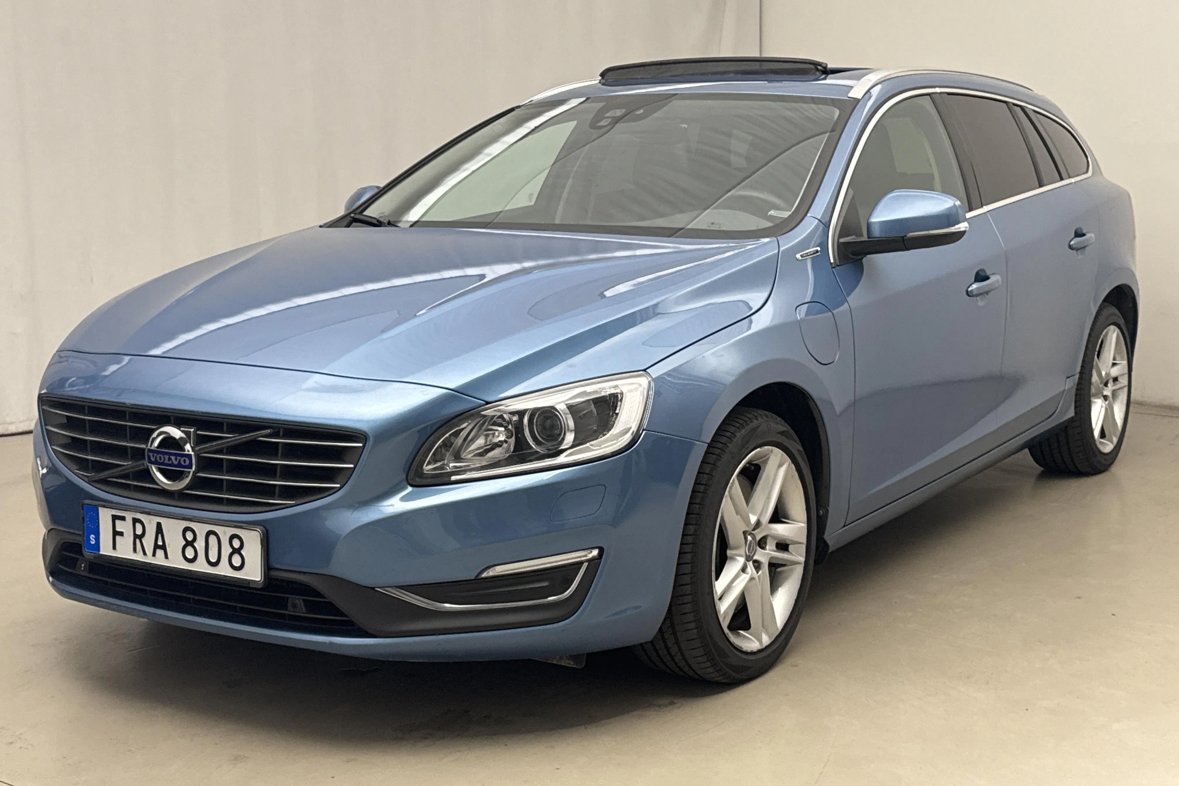Presentation photo 1 of 24: Volvo V60 D5 AWD Twin Engine (163hk) - 101 100 km - Automatic - blue - 2017