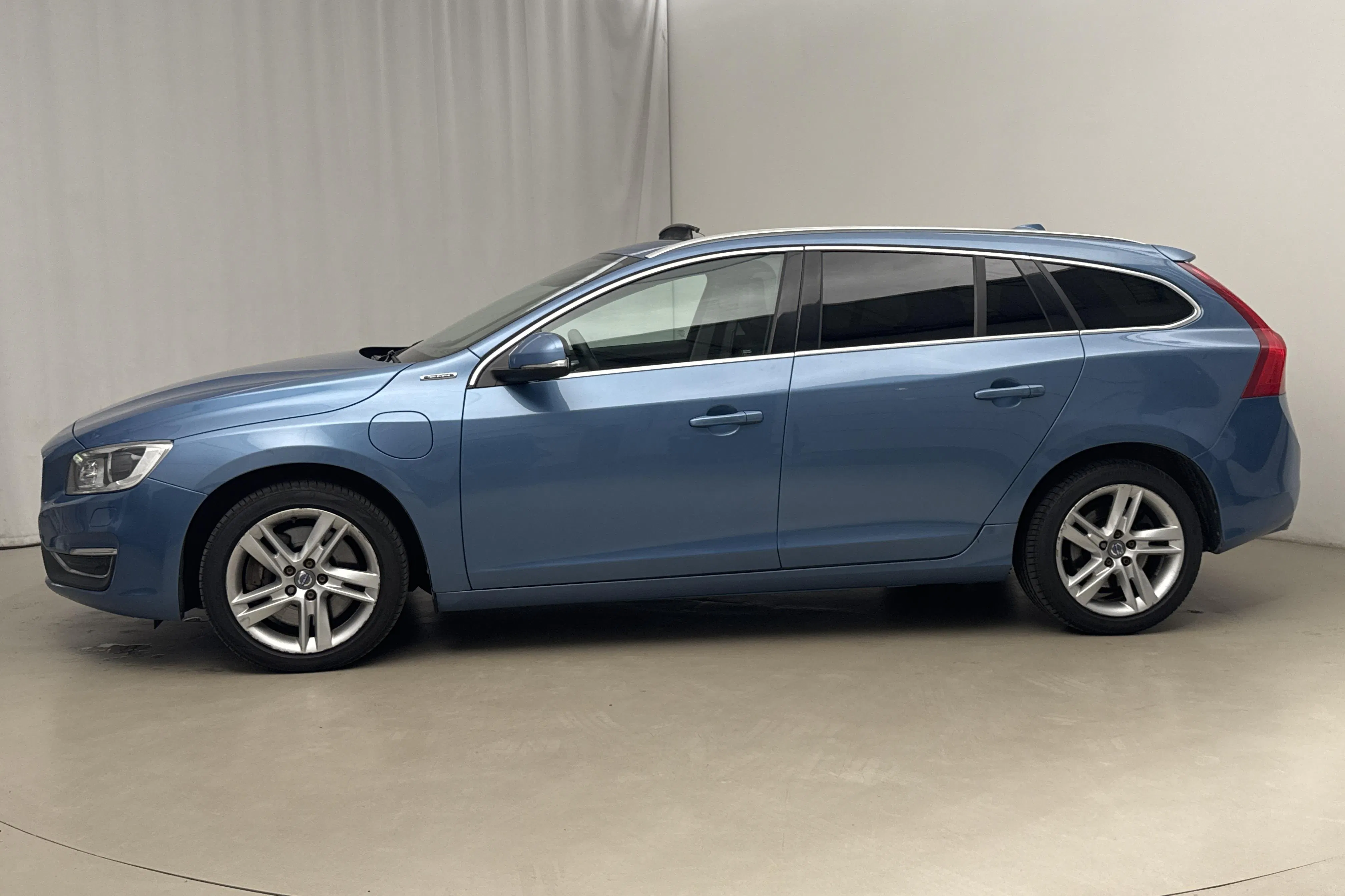 Presentation photo 2 of 24: Volvo V60 D5 AWD Twin Engine (163hk) - 101 100 km - Automatic - blue - 2017