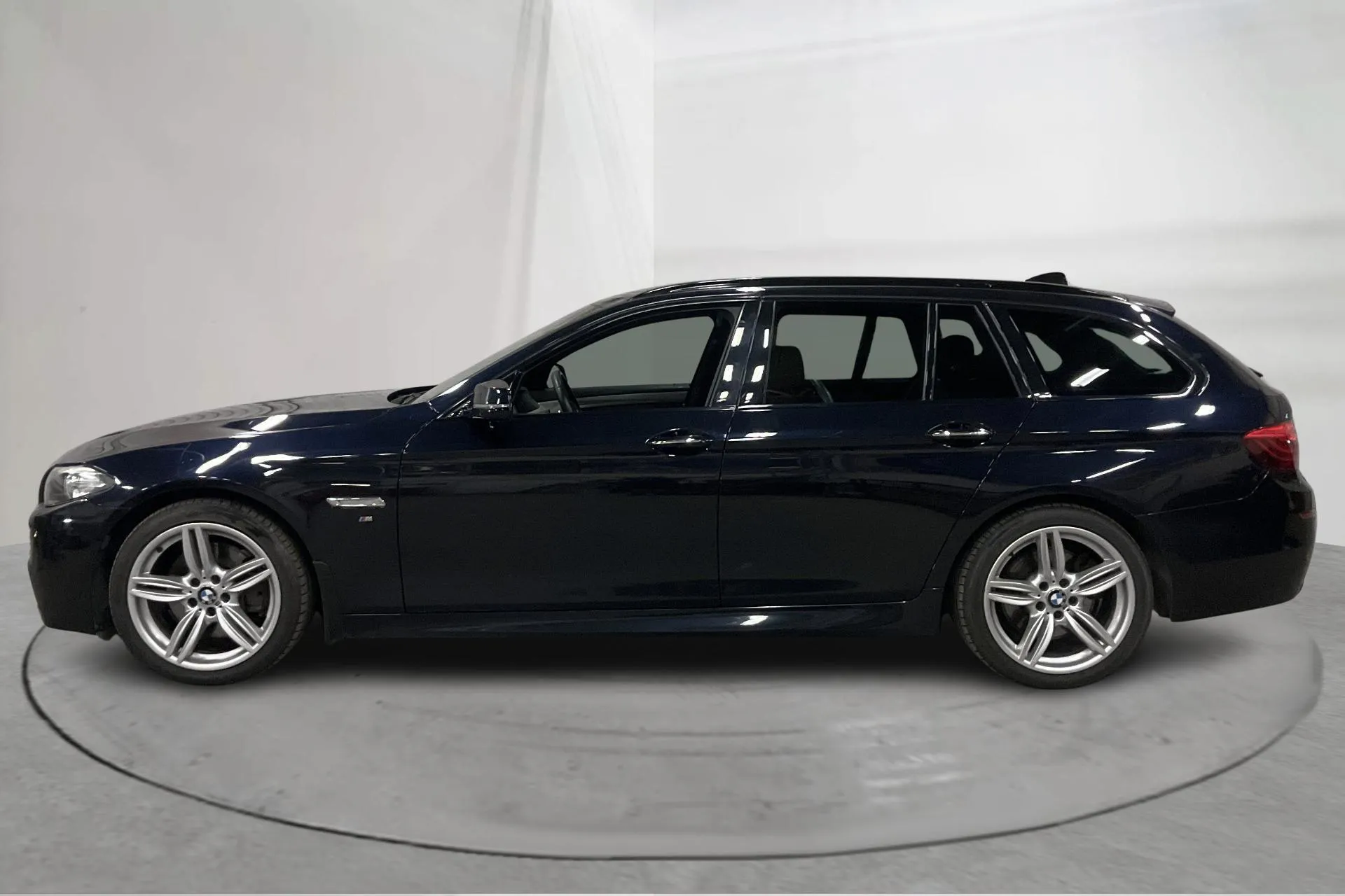 Presentationsfoto 2 av 18: BMW 535d xDrive Touring, F11 (313hk) - 21 386 mil - Automat - svart - 2014